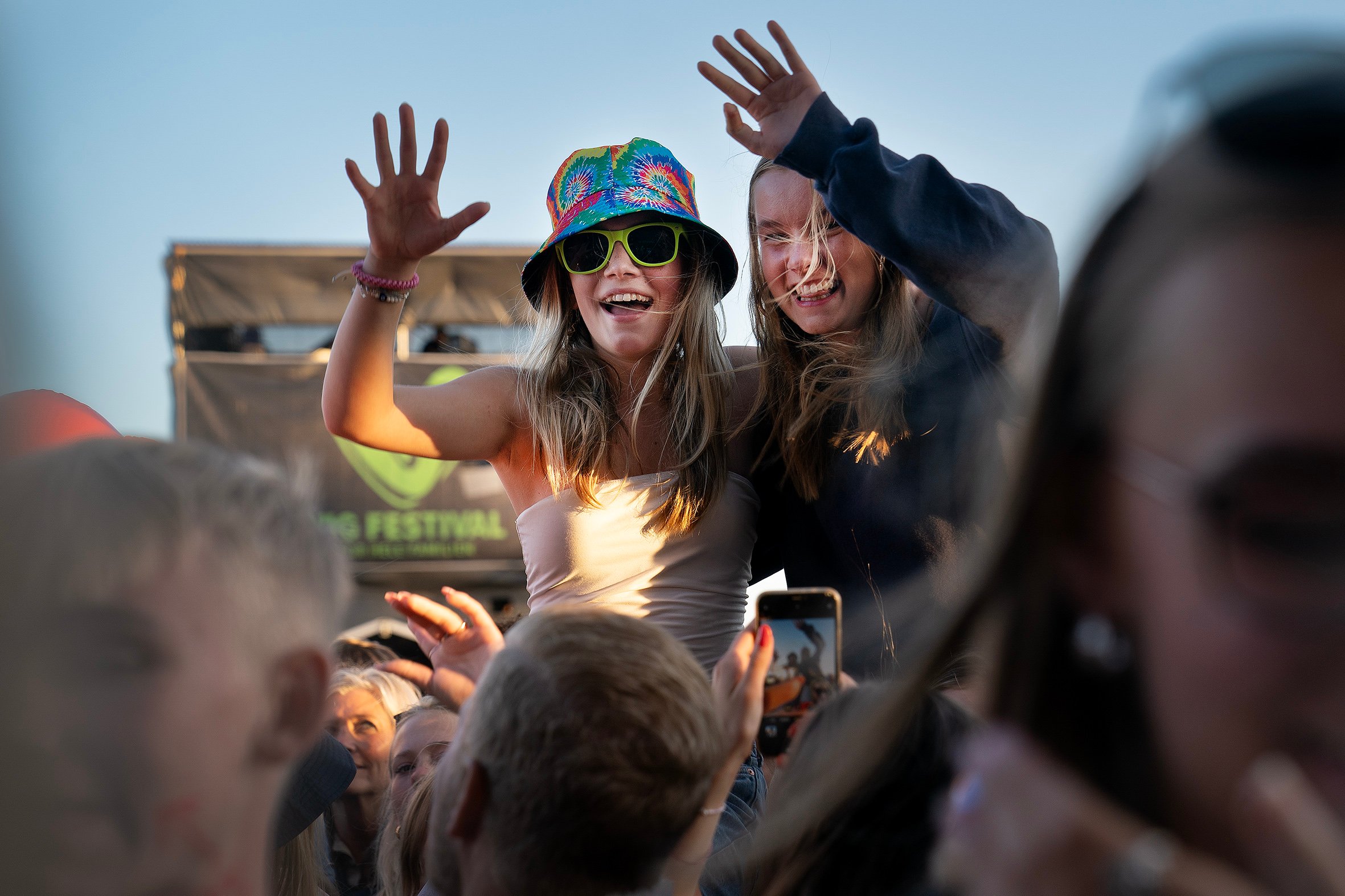 Der var glæde og fest på familiefestivalen Vig Festival i 2023. Og på årsmødet var der også god grund til at finde de store smil frem. Foto: Thomas Olsen