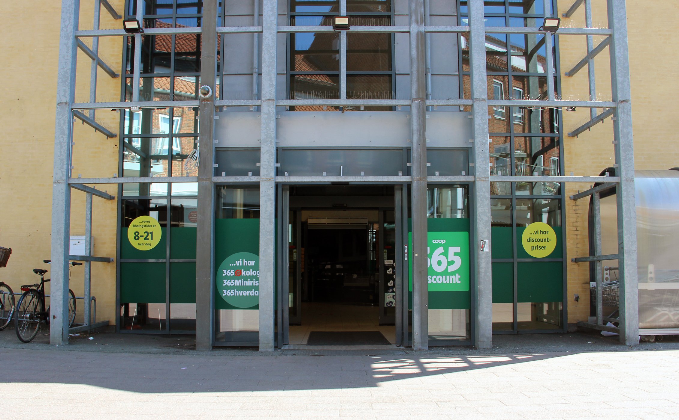 Coop er allerede i fuld gang med at bygge den tidligere Irma-butik om til en Coop365-butik, og der er også kommet klistermærker op i indgangspartiet, men det vides endnu ikke, hvornår discountbutikken slår dørene op. Foto: Martin Warming
