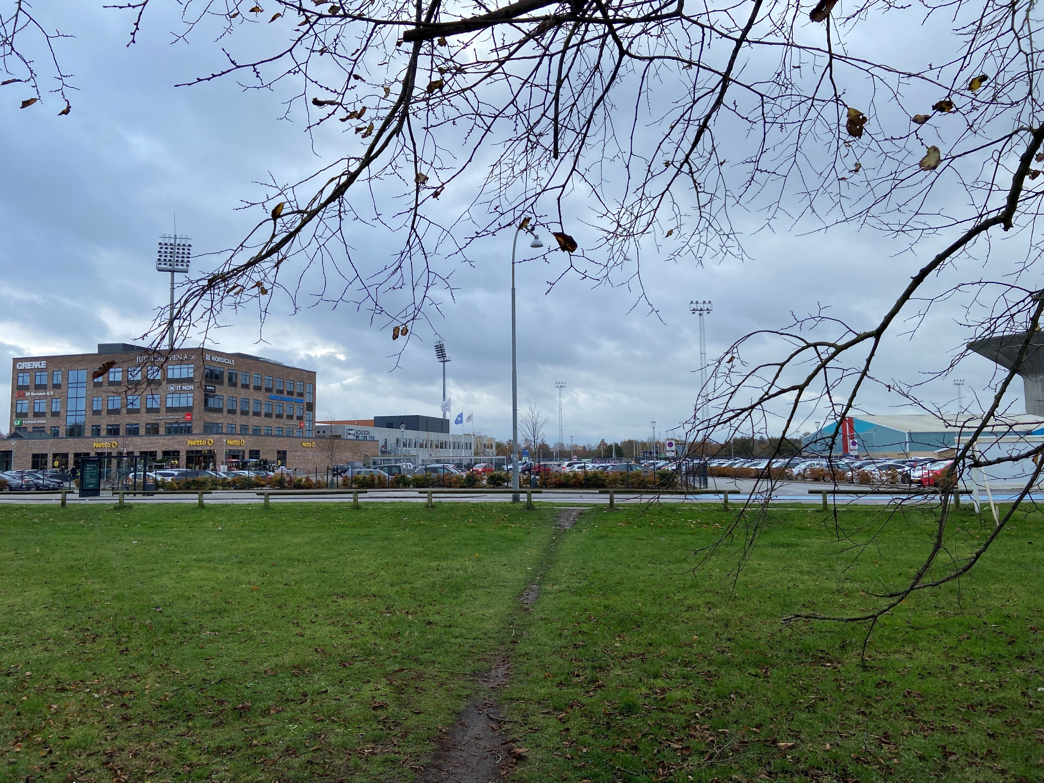 Trekantsgrunden over for Køge Idrætspark har længe været et lille grønt åndehul for hundeluftere og andre, men inden længe flytter udviklingen også ind her. Foto: Anders Fallesen