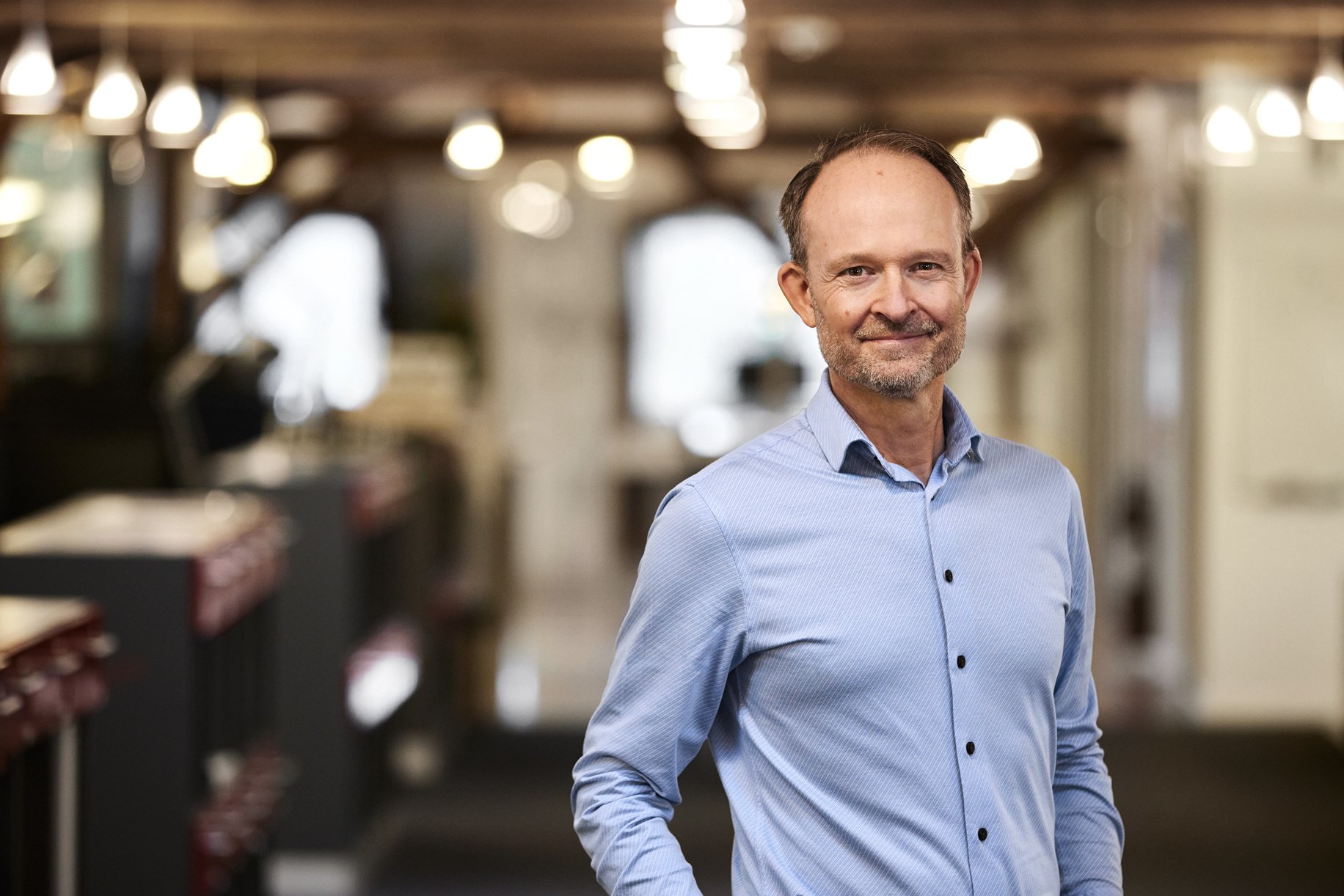 Tømreren Troels Aggersbo er blevet adm. direktør og kan fejre 25 års jubilæum hos Enemærke & Petersen. Han er stor tilhænger af det personlige møde, da mange konflikter skyldes, at folk ikke får set hinanden i øjnene.