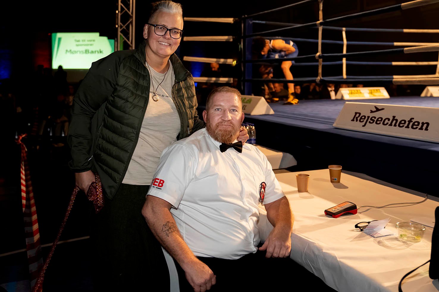 Kent Hansen var både ringdommer og kampleder ved DM-stævnet i Stege, mens ægtefællen Tina tog sig af administrative opgaver.