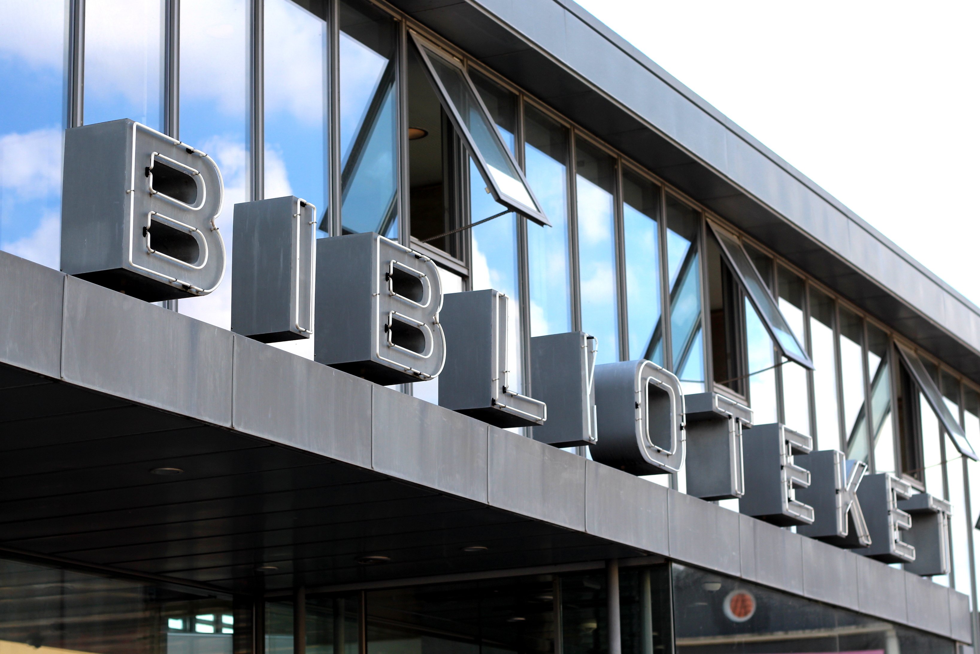 Biblioteket blev for utrygt, og vagter skal fortsat holde roen.