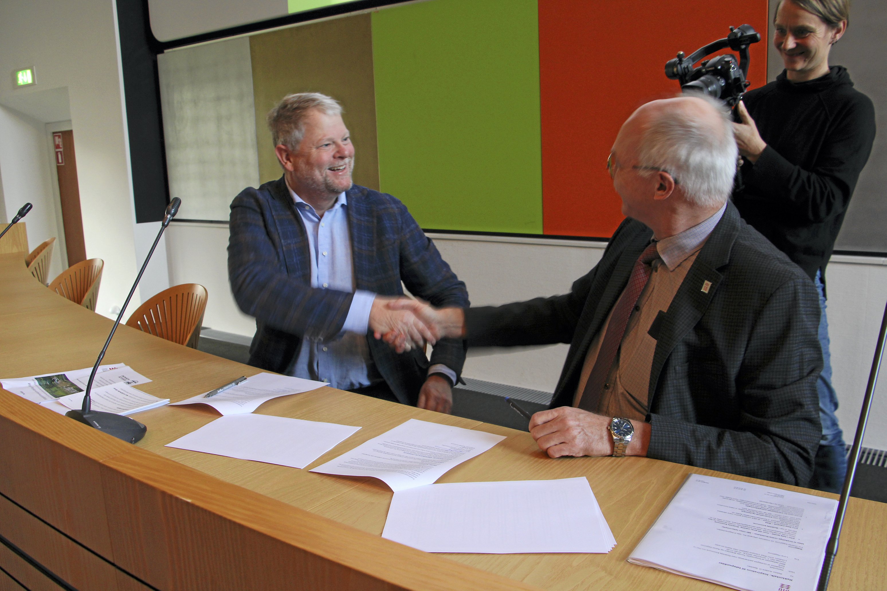 Borgmester Tomas Breddam og rektor Anders Bjarklev giver hånd på at tage aftalen, der bliver indledningen til et nyt kapitel i Risøs historie. Foto: Steen Østbjerg