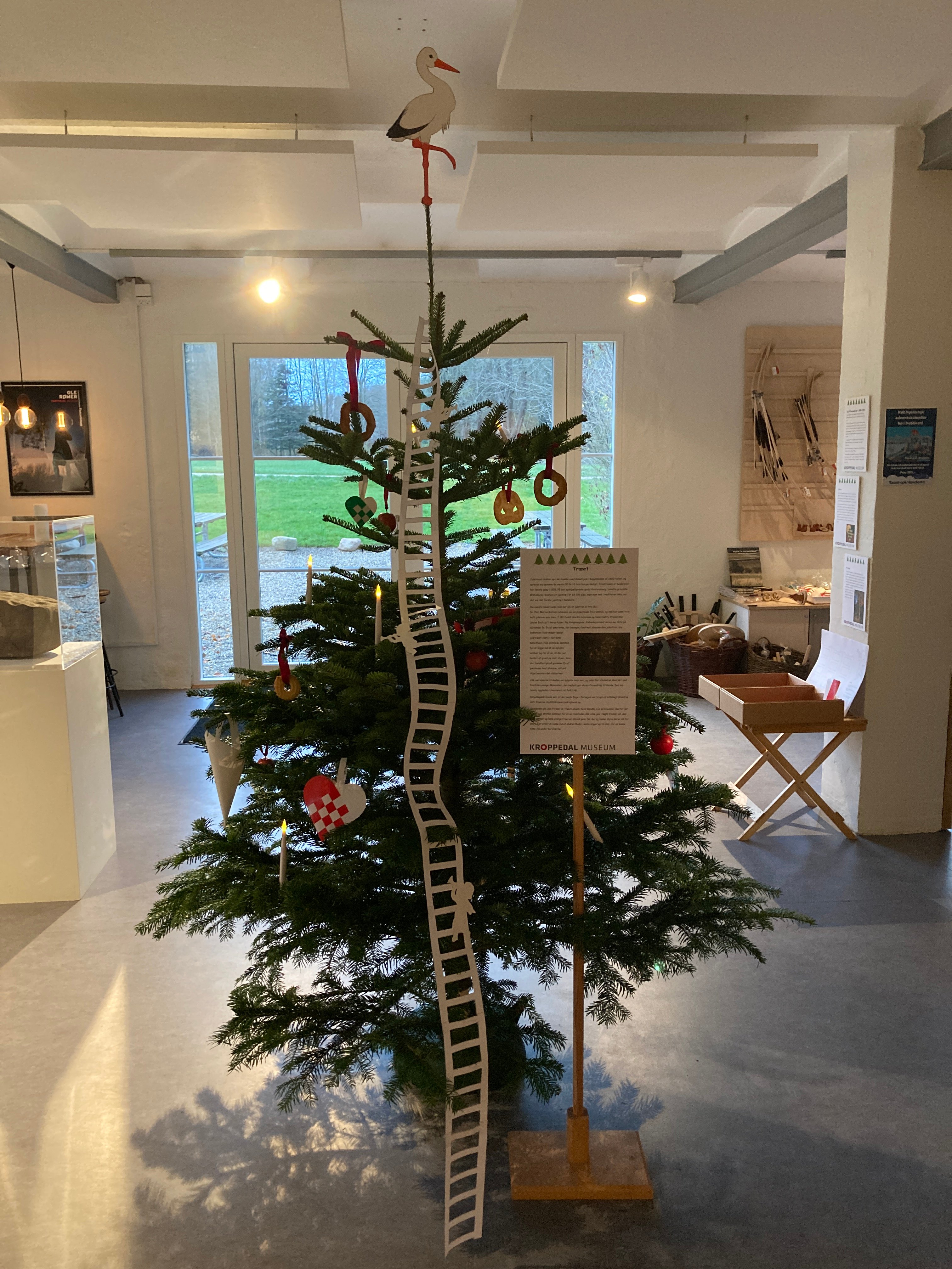 Juletræerne i 1800-tallet var ofte pyntet med en jakobsstiger, som også nævnes i visse julesalmer. Lær om historien bag, mens du selv laver julepynt på Kroppedal Museum. PR-foto