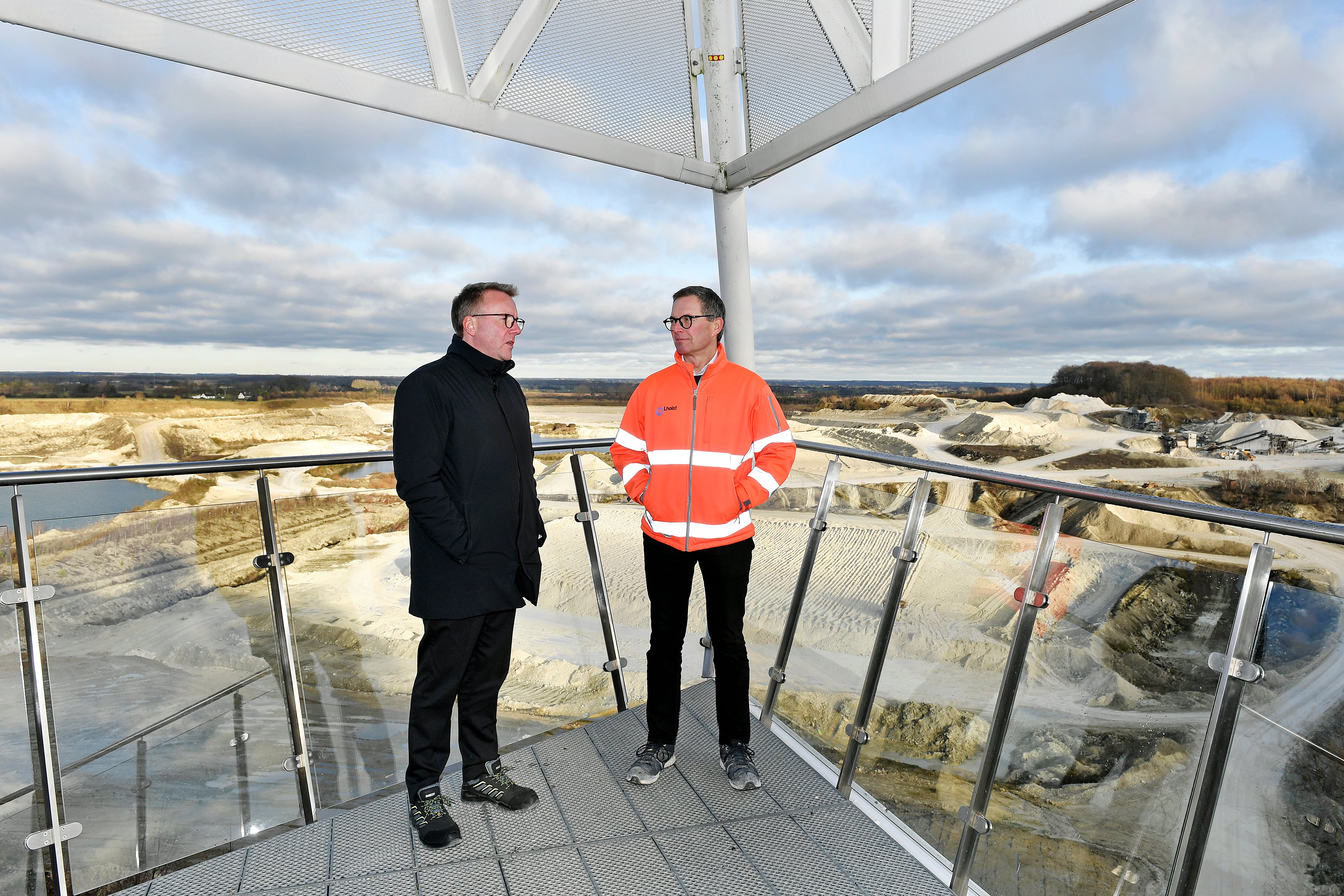 På kanten af undergrunden stod en minister og en plant manager for Faxe Kalk for få to siden og talte om grøn omstilling. Jørgen C. Jørgensen
