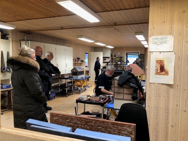 Der var stor interesse for at høre mere om det historiske arbejde med husmodellerne. Foto: Sven-Erik Svensson