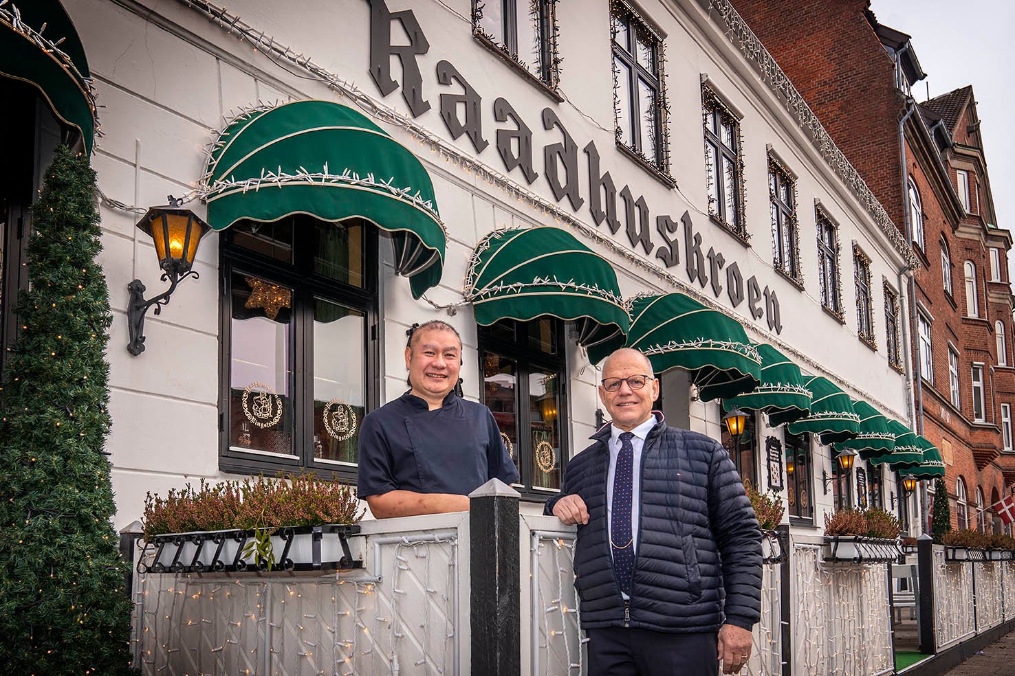 Henrik Kondrup Petersen (tv) siger farvel, mens Joakim Christiansen siger goddag (th).