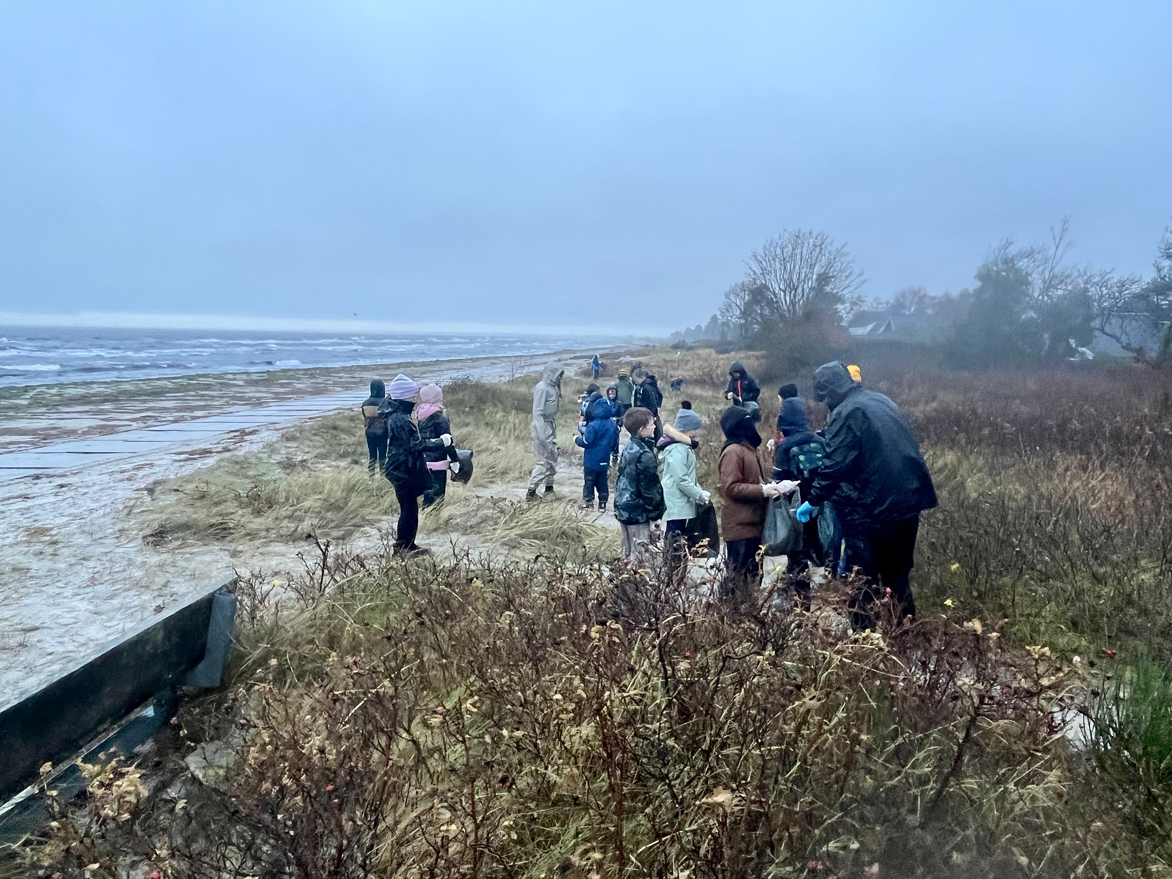 Godt 85 elever fra 3. klasse på Munkekærskolen hjalp til med at samle skrald og plastik på stranden. Foto: Solrød Kommune