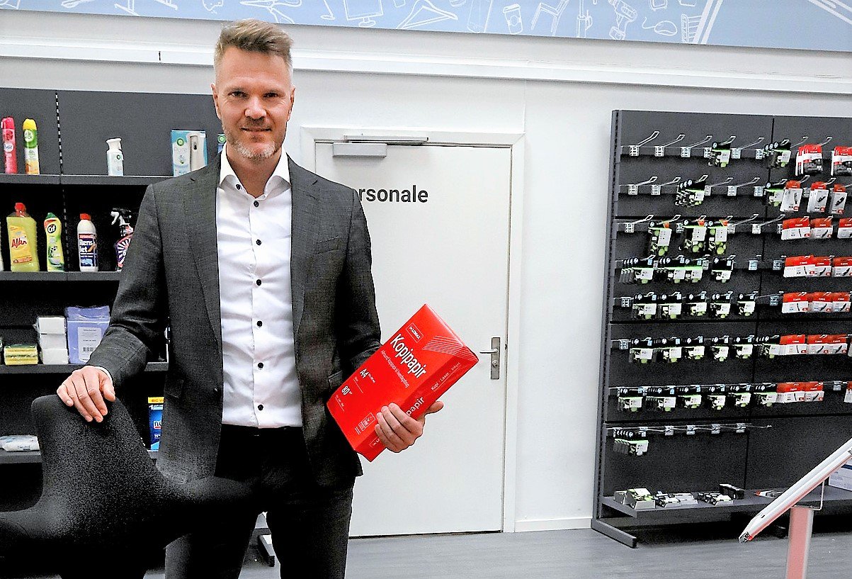 Når man engang var en almindelig lille lokal kontorforsyningsforretning, er det noget af en bedrift nu at sælge varer årligt for mere end en milliard kroner. Kenneth Borup har været direktør siden 2017.