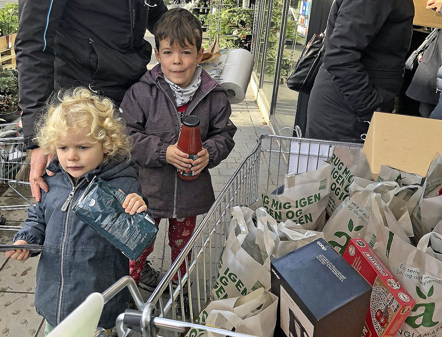 Kunderne i Brugsen donerede lørdag 35 poser med varer til Kvindekrisecentret i Hillerød. Privatfoto