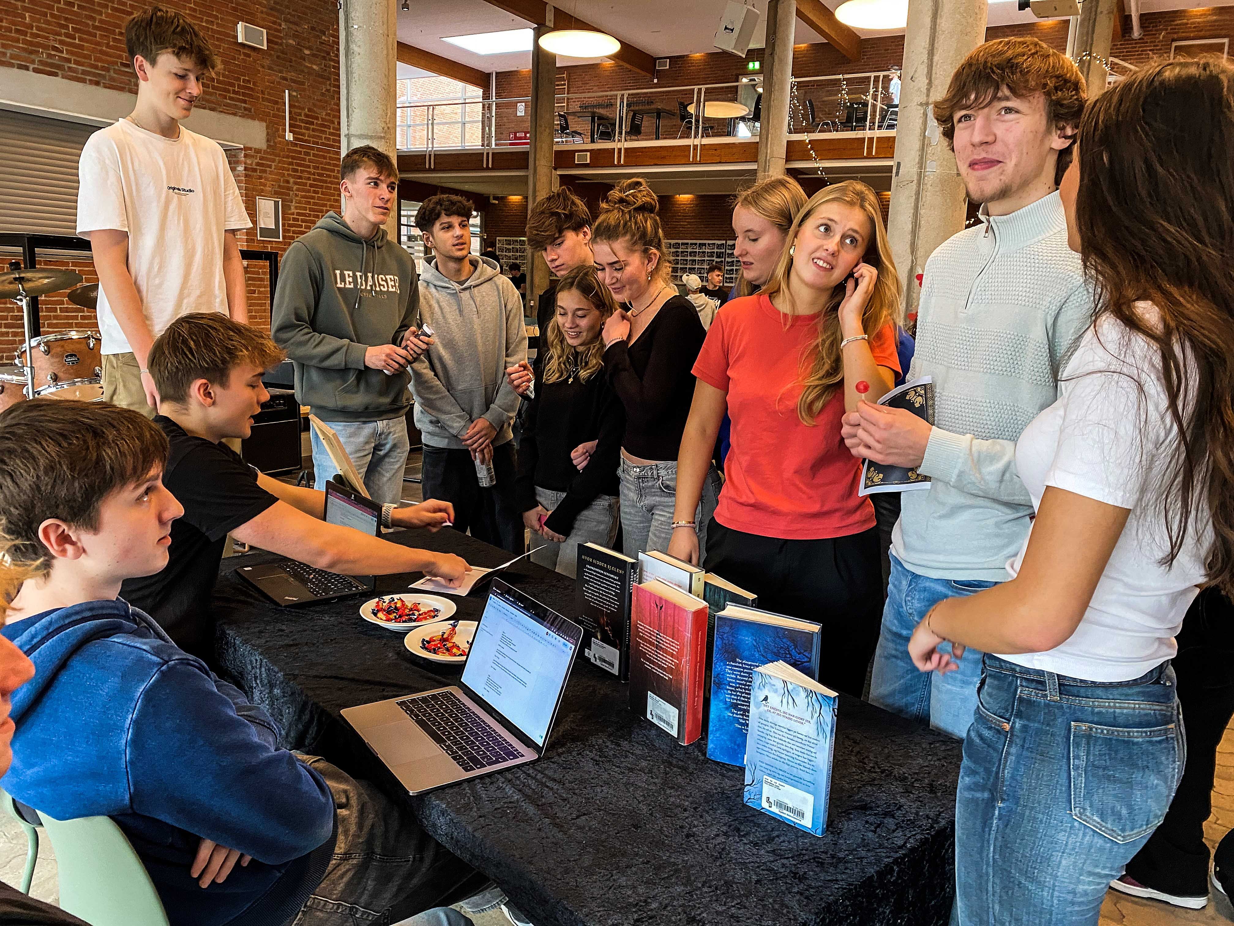 På Egedal Gymnasium & HF ser man flere utrænede elever, når det kommer til læsning. Nu skal eleverne finde læse-interessen, når læsningen kommer på skoleskemaet. Foto: KT