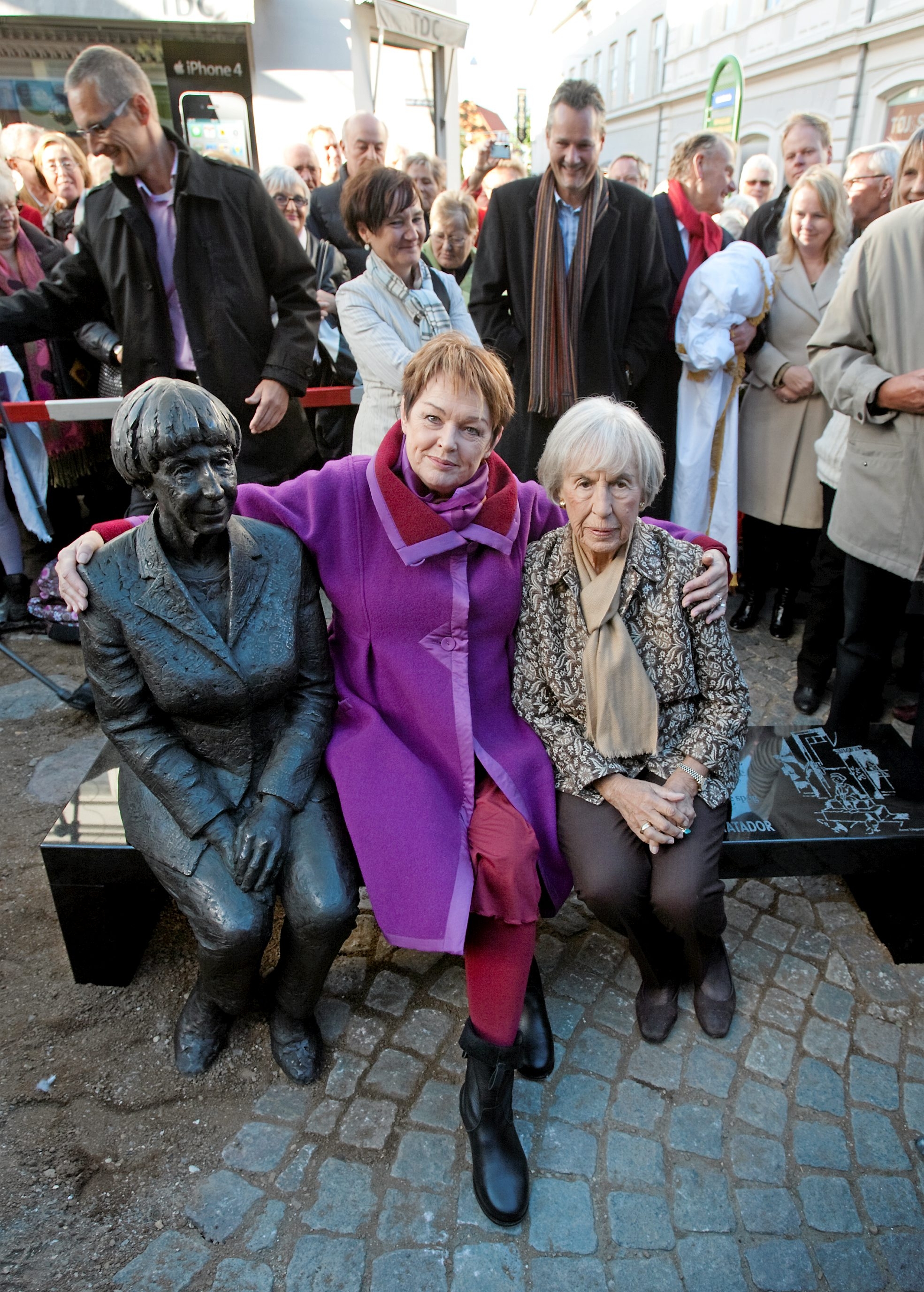 Lise Nørgaard var med til indvielsen af sin egen statue i 2010 og ses her på bænken sammen med Ghita Nørby og sig selv. I baggrunden anes Steffen Hansen med det røde halstørklæde. - Jens Wollesen Lise Nørgaard var med til indvielsen af sin egen statue i 2010 og ses her på bænken sammen med Ghita Nørby og sig selv. I baggrunden anes Steffen Hansen med det røde halstørklæde.