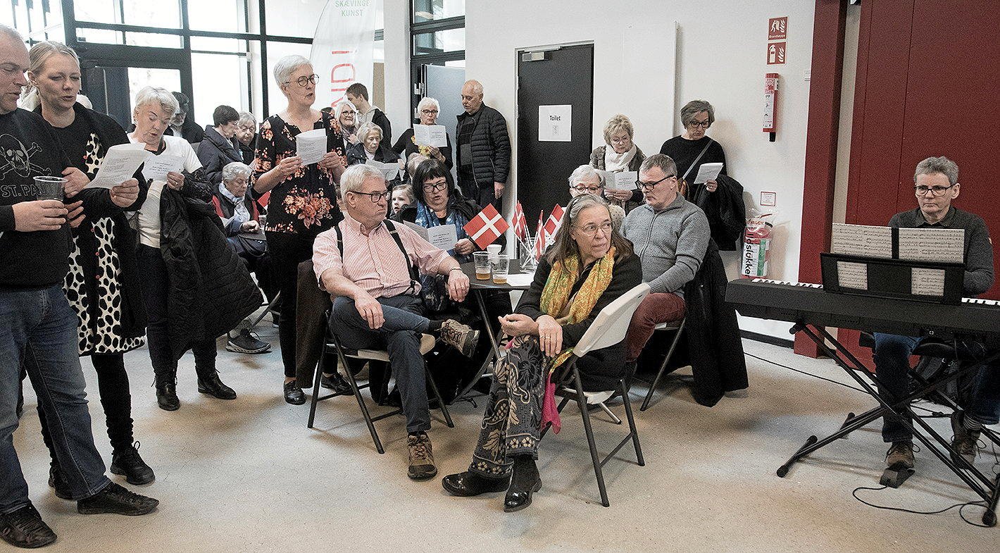 Fællessang i SKIF ved åbningen. SKIF er blevet til i samarbejde mellem lokale brugere og kommunen. Foto: Jan Stephan