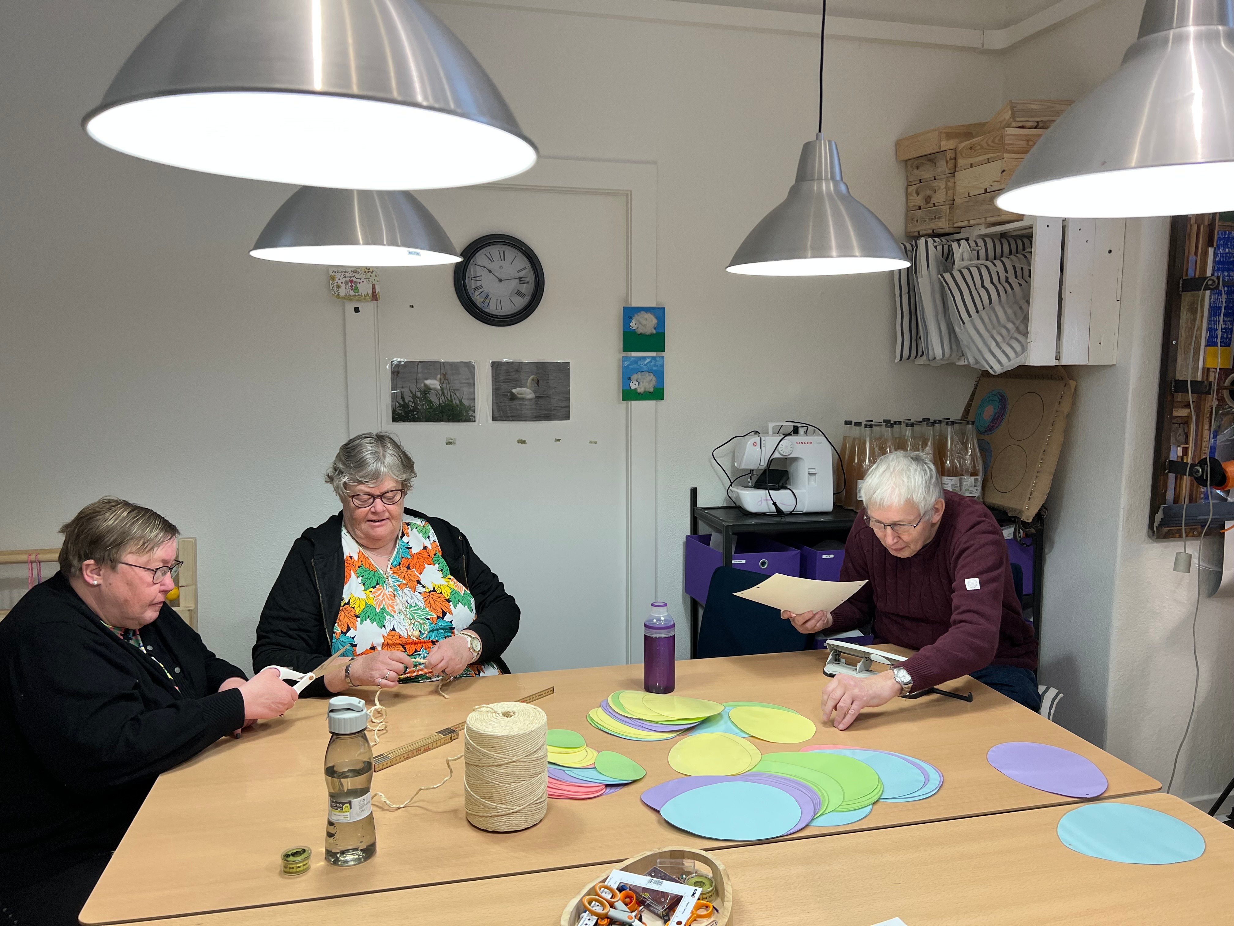 Kreative sjæle i Den Sociale Virksomhed Vordingborg har de seneste uger knoklet med at lave guirlander af påskeæg til at udsmykke Algade med i Påskeugen. PR-foto
