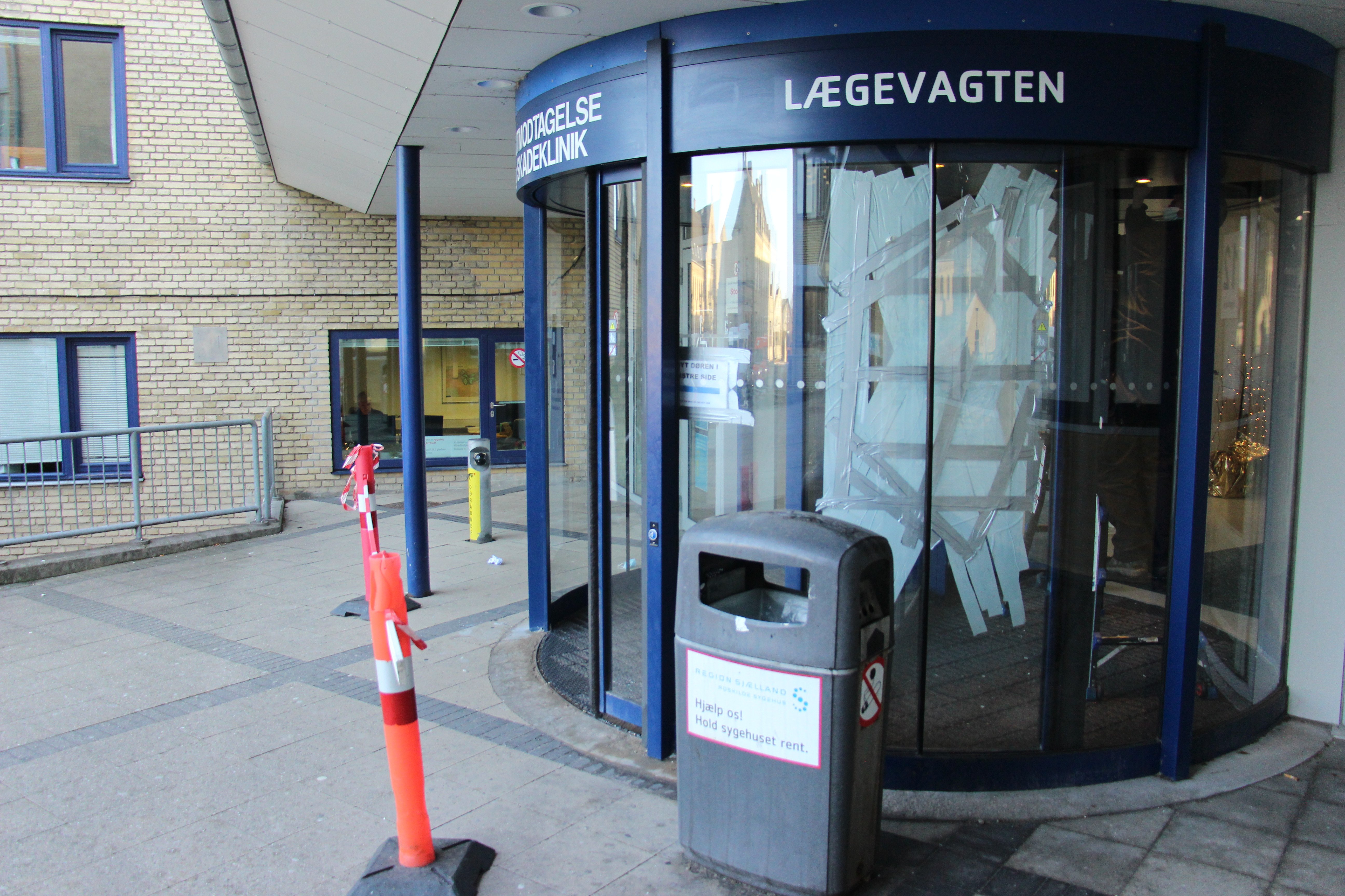 En smadret rude i indgangen til skadestuen på Roskilde Sygehus er at af de tilfælde af hærværk begået med en økse, som en 59-årig mand er tiltalt for.