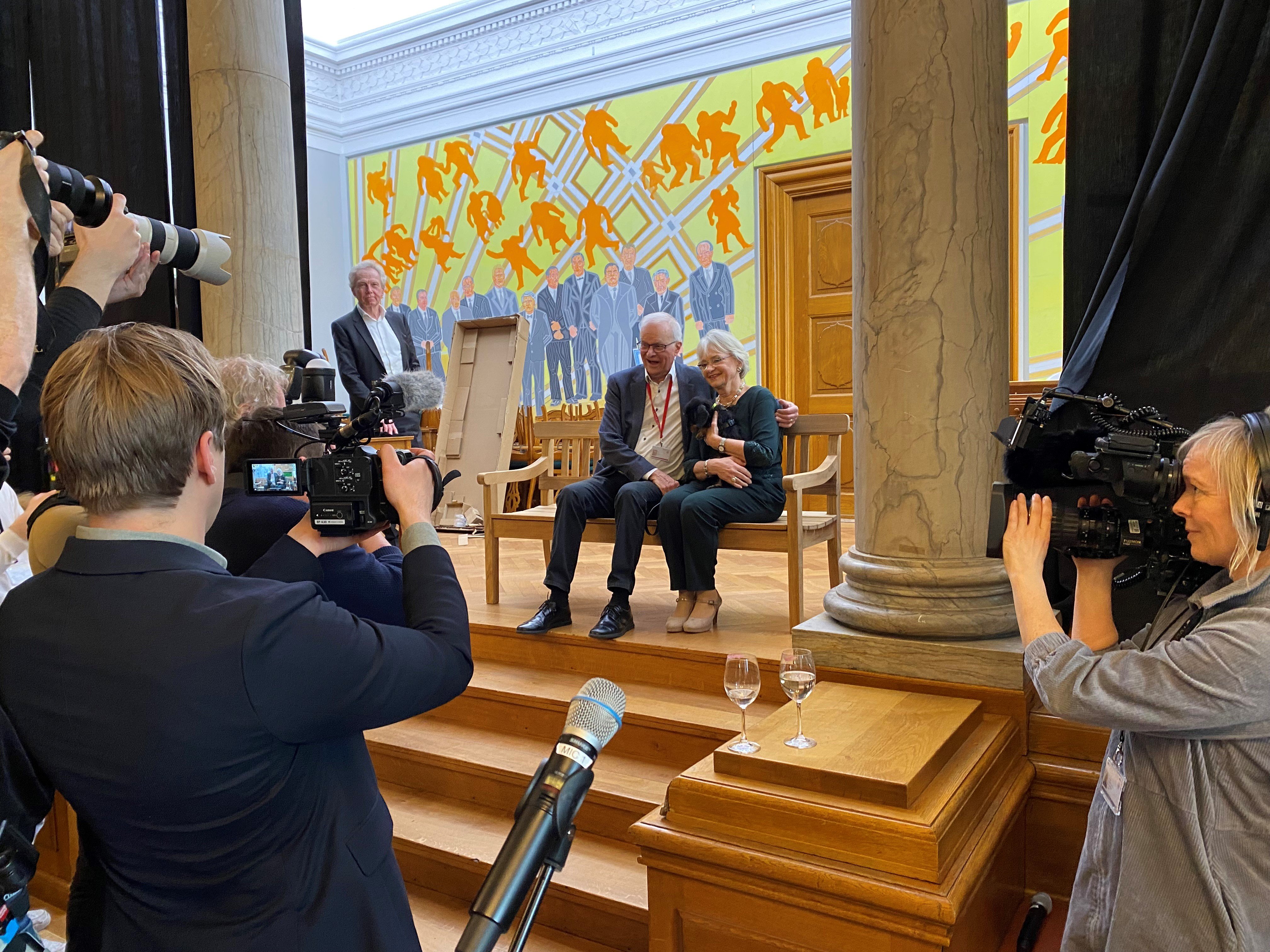 Pia Kjærsgaard holdt 75-års reception i Fællessalen på Christiansborg. Her sidder hun på en bænk, hun netop har fået, sammen med sin mand Henrik Thorup og hunden Sonja. Foto: Robert Andersen