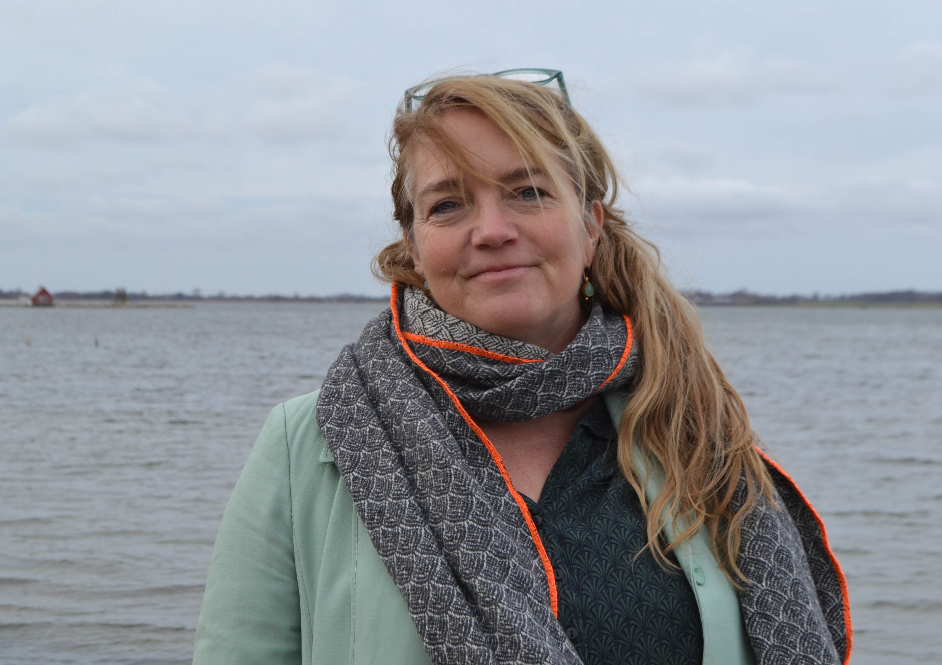 Housing First har hjulpet flere hjemløse i egen bolig, men kampen mod hjemløshed kræver mere end boliger alene, mener Stine Welent, forperson for Udsatterådet i Holbæk.
