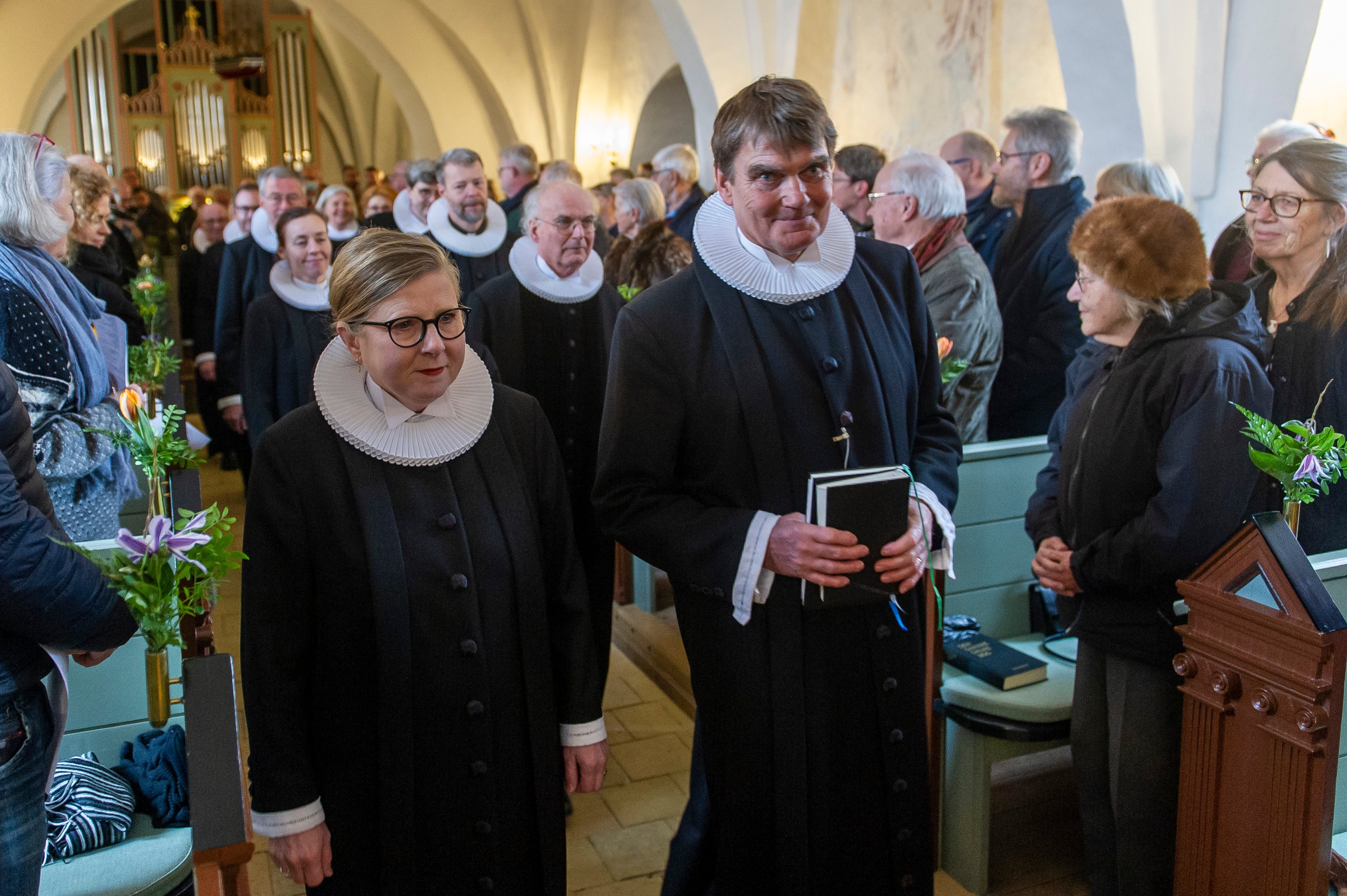 Den afgående præst i Egebjerg Kirke, Michael Nissen, gik i spidsen for processionen op ad kirkegulvet. Foto:
