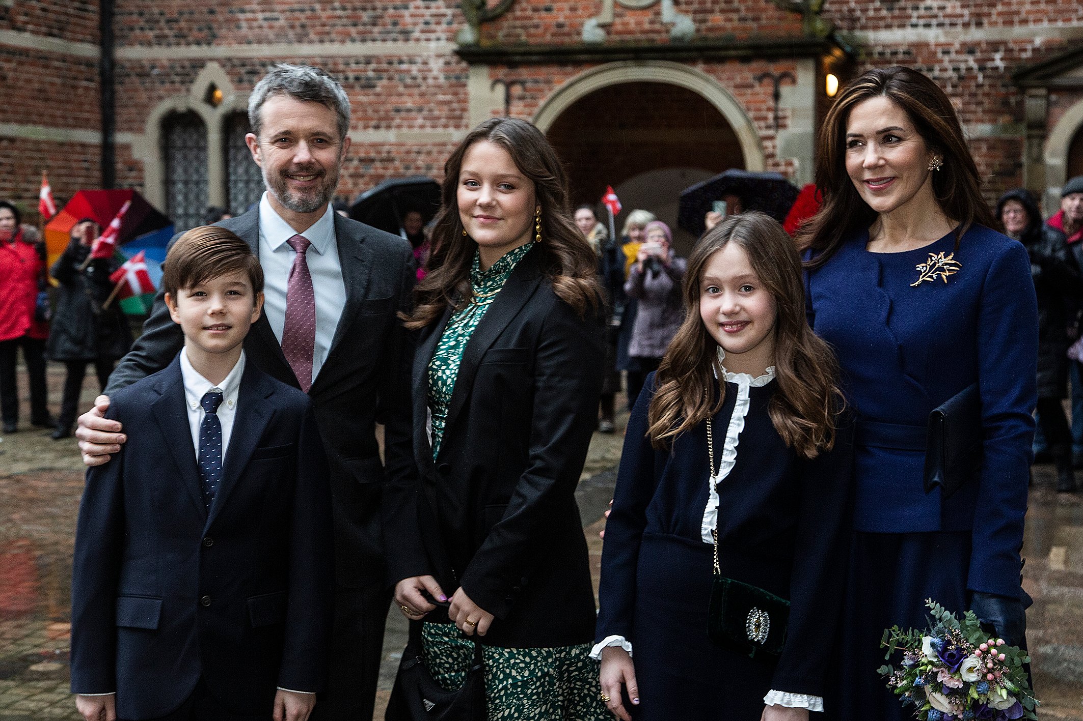 Kronprinsessen havde taget familien med, da hun i februar afslørede et nyt portræt, som var med til at tiltrække gæster til Frederiksborg Slot i 2022. Foto: Kenn Thomsen