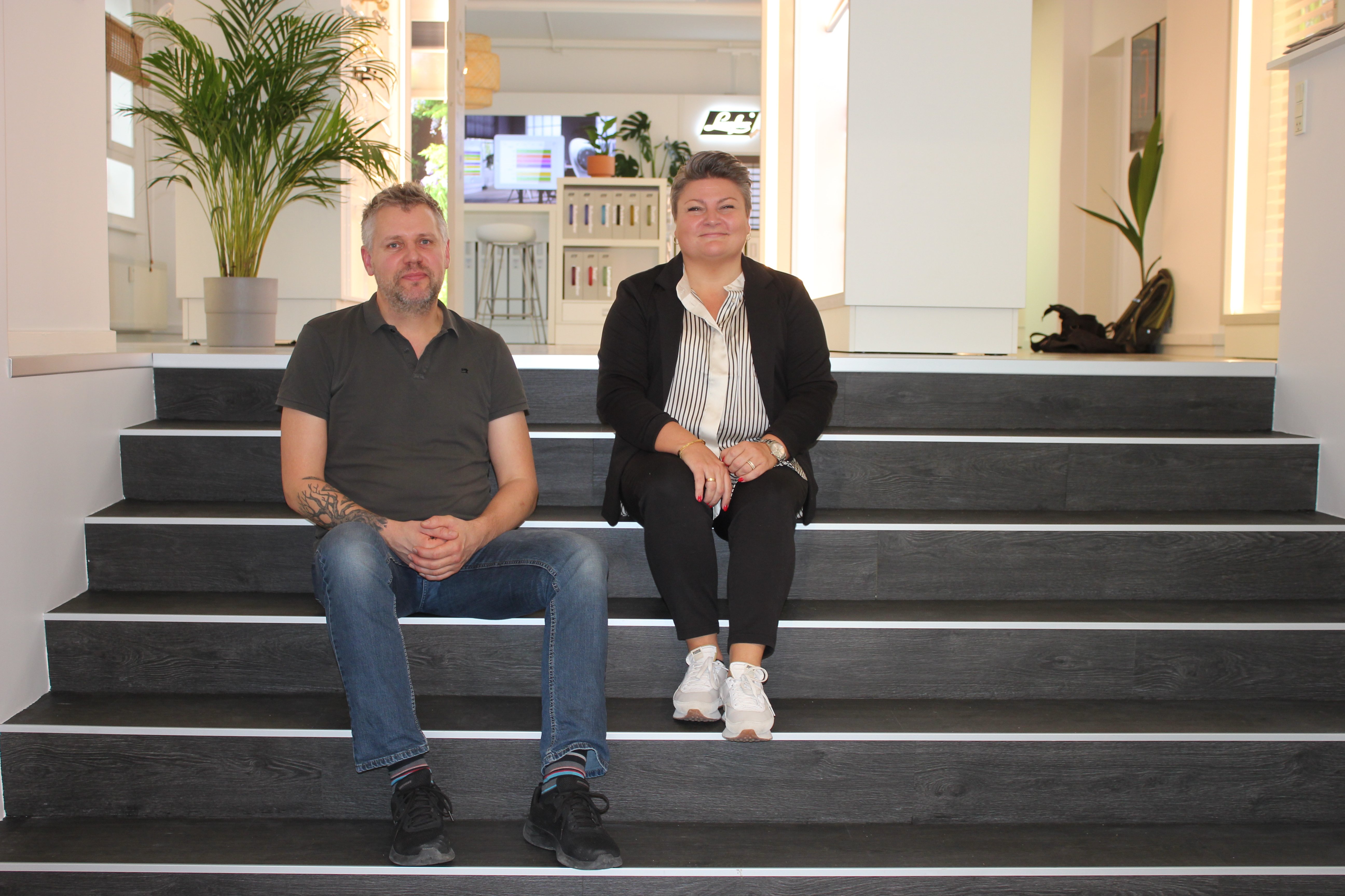 Jesper Kiel og Christina Hermann tager imod i den 230 kvm store butik i Jernbanegade 58.