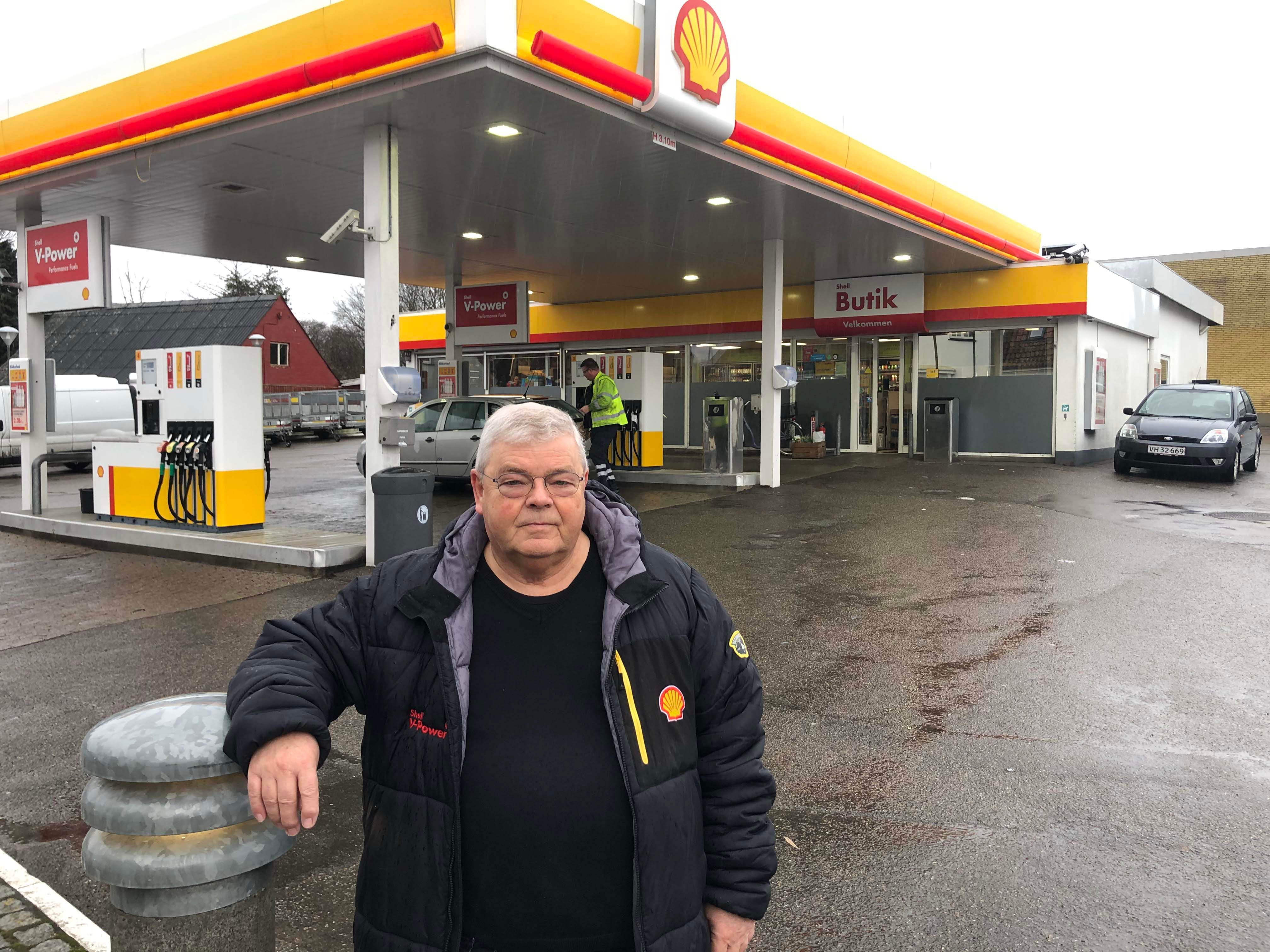 Allan Hansson satte en hæveautomat op på sin tankstation for at gøre det mere tilgængeligt for især ældre at hæve penge i byen, men han har aldrig oplevet at få så meget skældud fra kunderne.