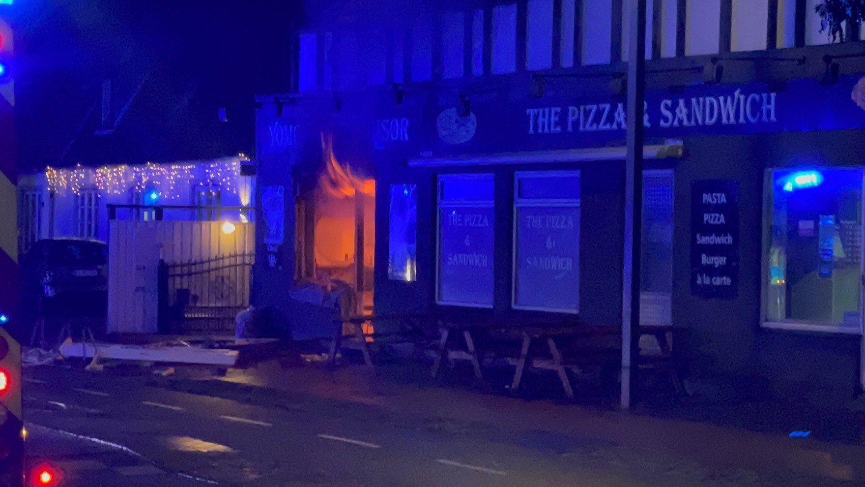 Frisørsalonen, hvor der skete et skuddrab i december, var natten til fredag udsat for et brandattentat. Foto: presse-fotos.dk