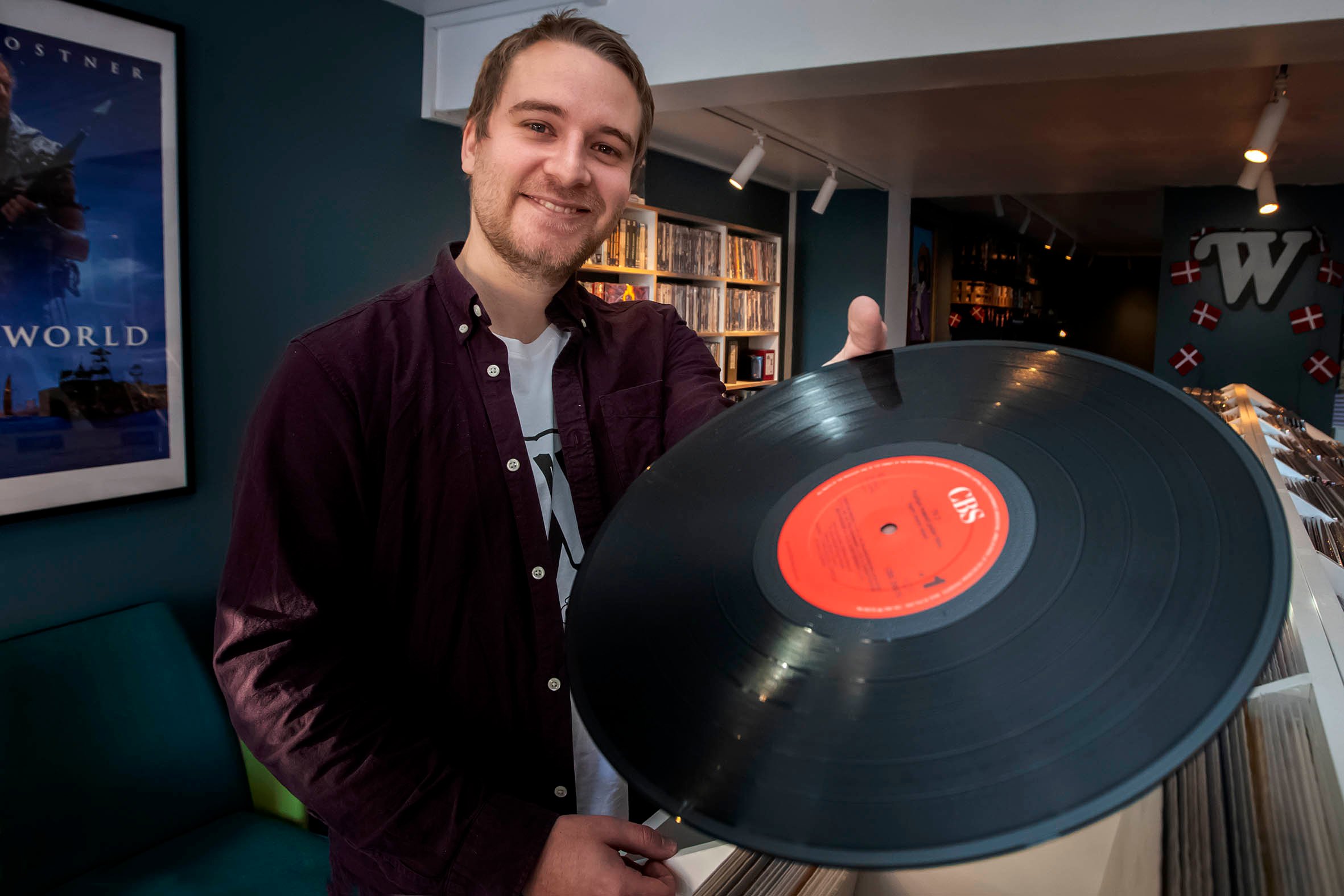 Det er Steffen Frier Albrechtsen, som er manden bag den nye butik i Algade, Woodstock. Her handles med musik, film, tegneserier og merchandise.