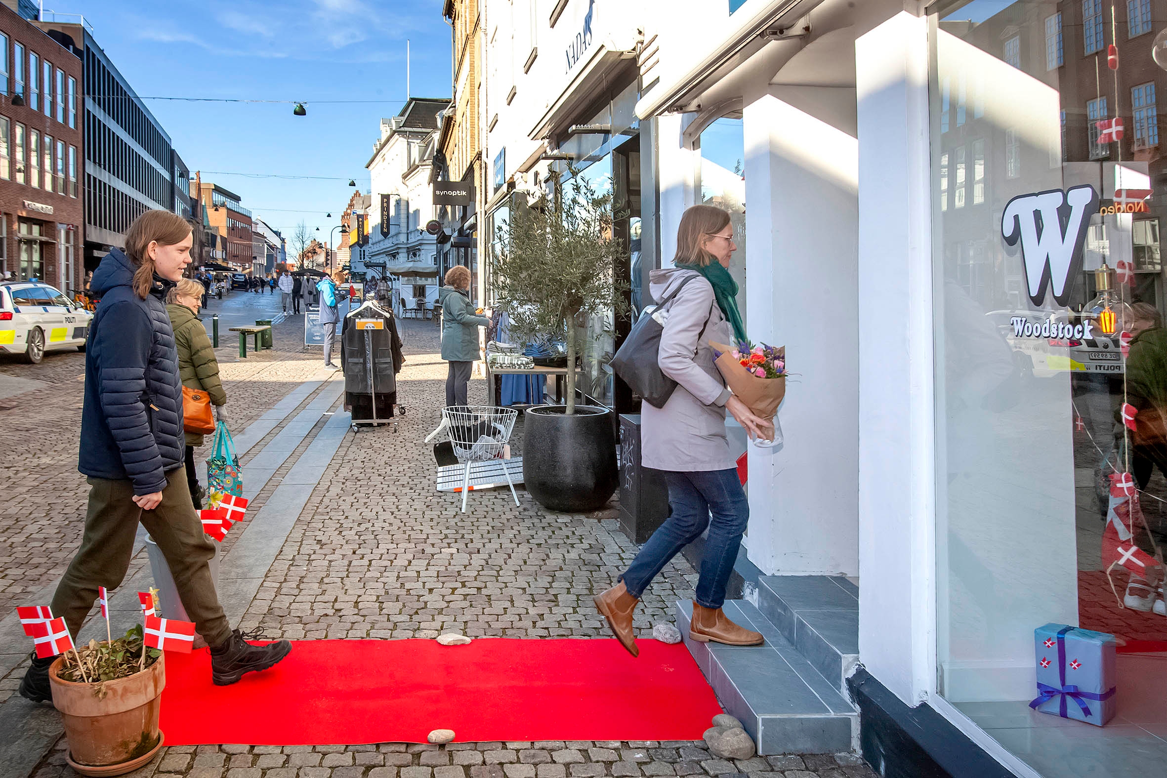 Den røde løber var rullet ud, og der kom godt med gæster for at hilse på i den nye butik som ligger meget centralt på Algade. - Jens Wollesen Den røde løber var rullet ud, og der kom godt med gæster for at hilse på i den nye butik som ligger meget centralt på Algade.