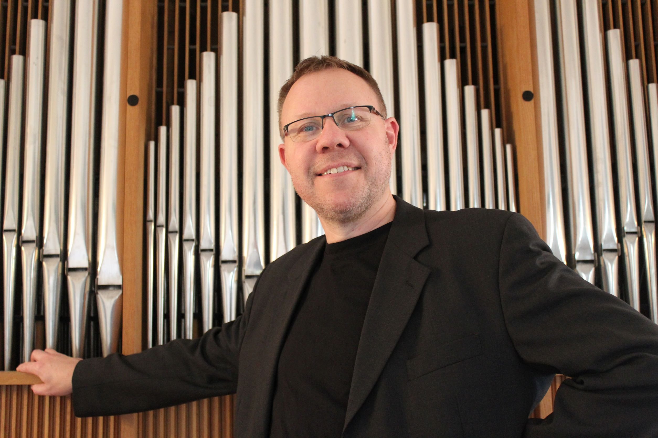 Henrik Kristensen, der er organist ved Finderup og Reerslev Kirker, får ved koncerten i Viskinge Kirke den 28. juli selskab af to trompetister, Christian Lykke Jensen og Kristian Noe.