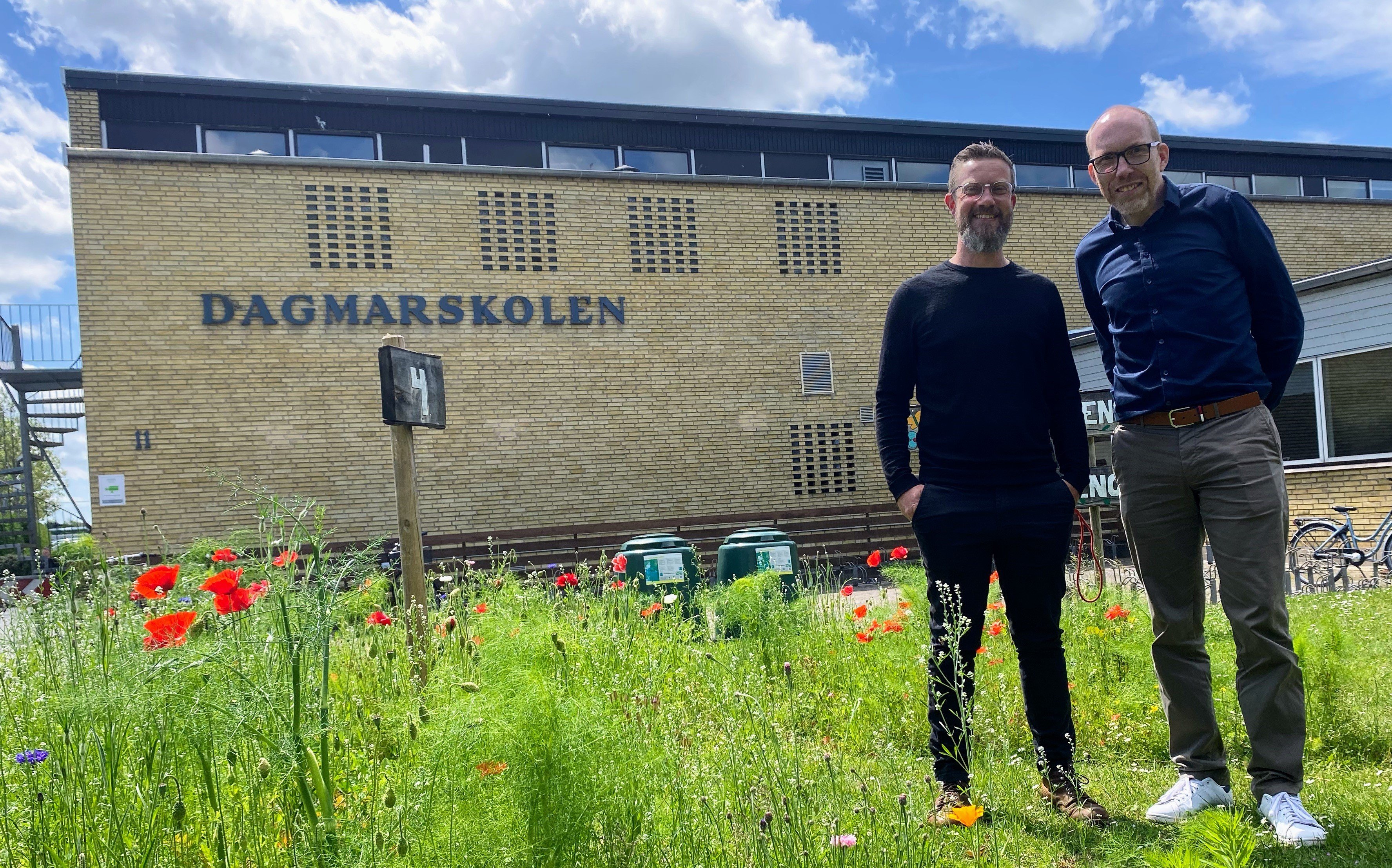 Viceskoleleder Jakob Jensen og skoleleder Allan Søvind Jensen foran Dagmarskolen i Ringsted, hvor flere ansatte angiveligt er bange for at gå på arbejde som følge af voldsparate børn.