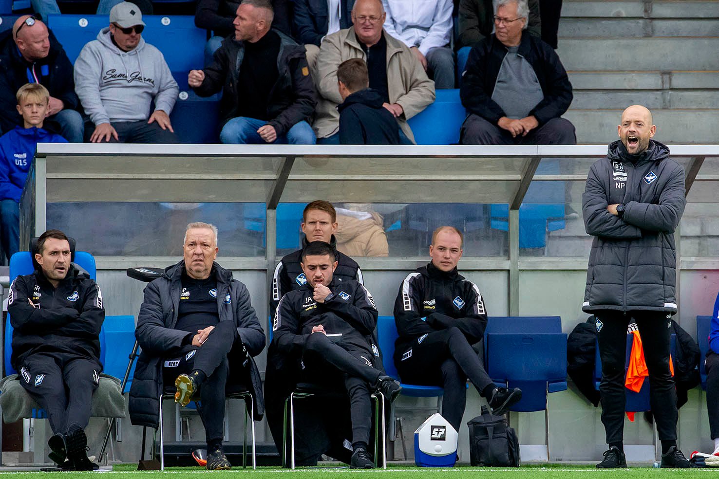 HB Køge-cheftræner Nicklas Pedersen (t.h.) havde svært ved at få armene ned efter søndagens dramatiske sejr. Foto: Jens Wollesen