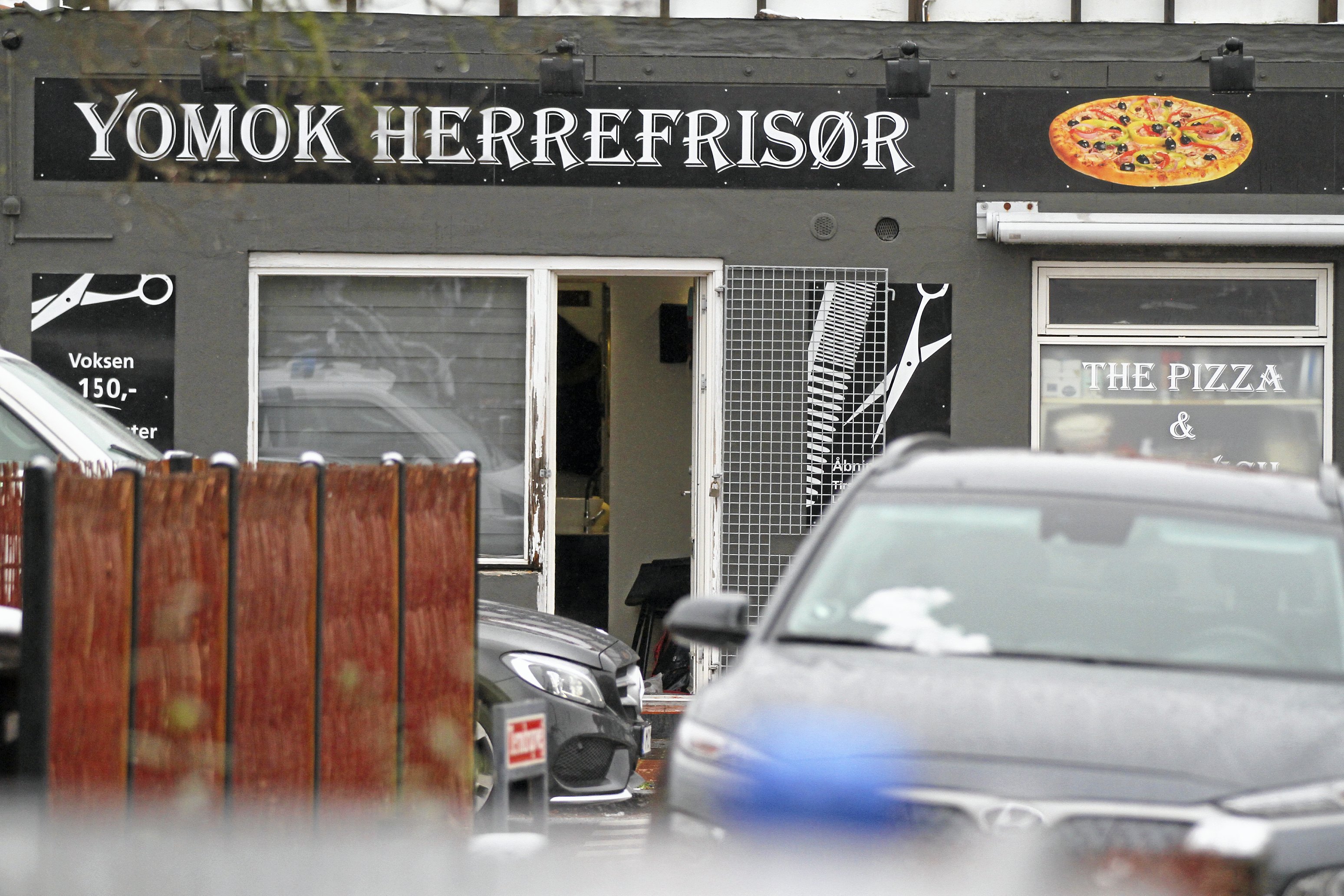 Det var i denne frisørsalon ved Islev Torv i Rødovre, at en 17-årig blev skudt og dræbt den 3. december 2021.