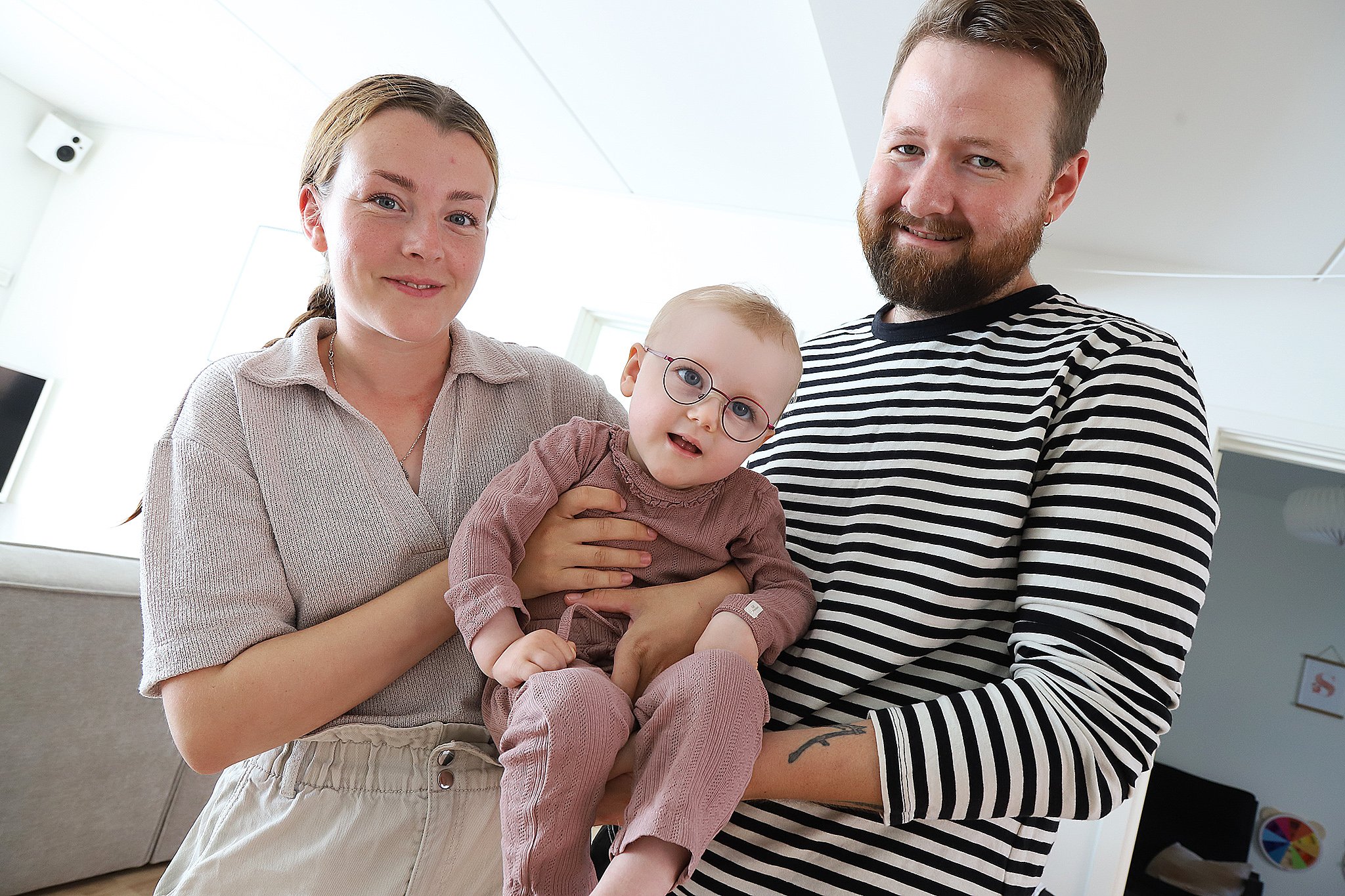 Hannah og Kristoffer Søhof med deres toårige datter Signe, der er født med en sjælden hjernemisdannelse. Ringsted-parret har også fireårige Mille.