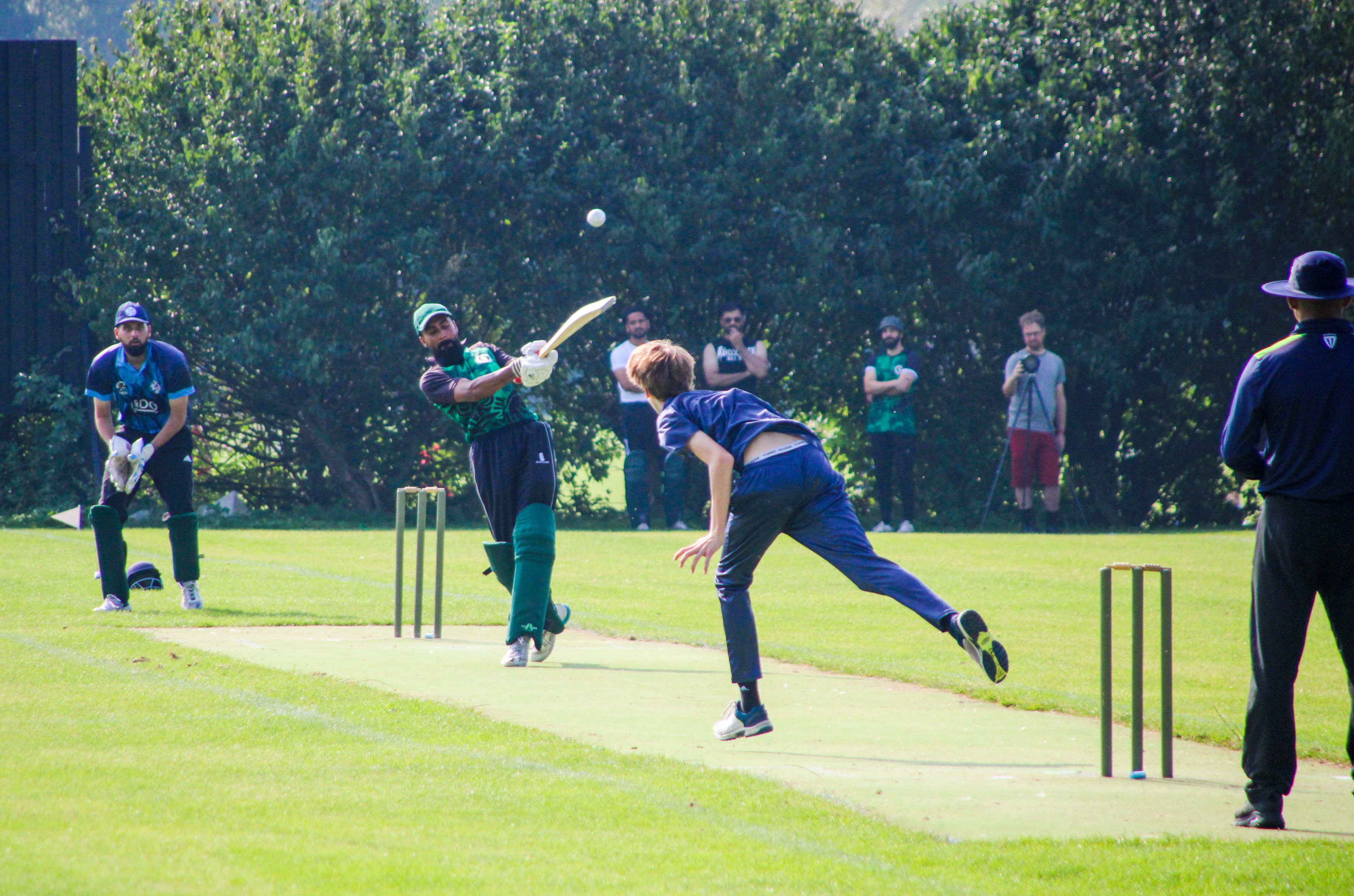 AB Crickets spillende træner, Jawad Ali, banker bolden ud af banen i 5. over i sæsonens sidste kamp mod KB. Hans træning har været vigtig for den succes klubben har haft i år. Foto: Peter Kenworthy.