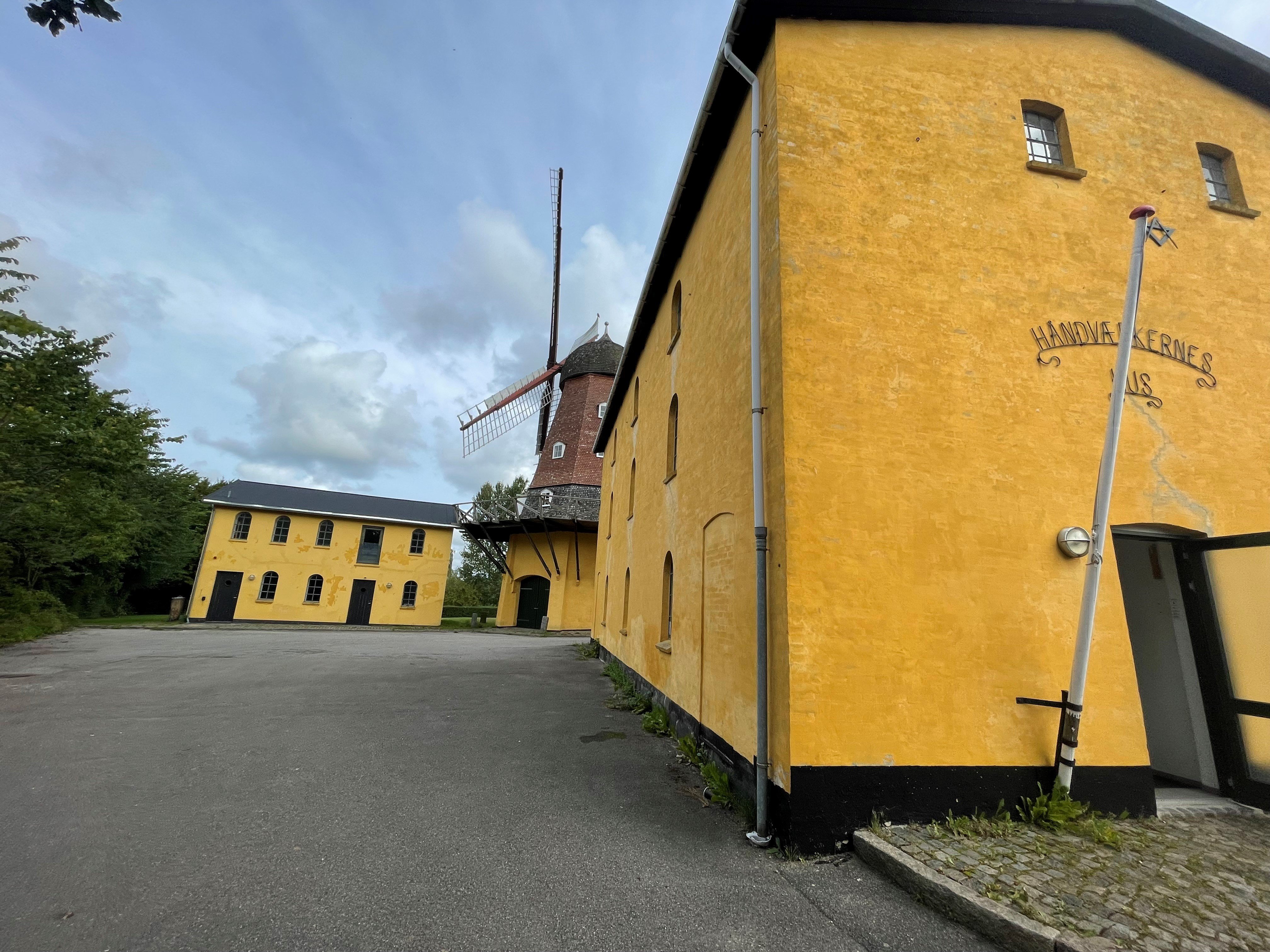 Hørsholm Mølle blev opført i 1891, og var i brug helt frem til 1970erne, hvor den blev taget ud af brug og begyndte at forfalde. Siden slutningen af 1970erne har Håndværkerforeningen for Hørsholm og omegn haft sin gang i møllen, der både huser en større historisk håndværktøjssamling og et helt særligt tilbud til demensramte. Nu forelægger der et forslag om at sælge et af Hørsholms ældste vartegn. Foto: Sophus Zarrs Soelberg