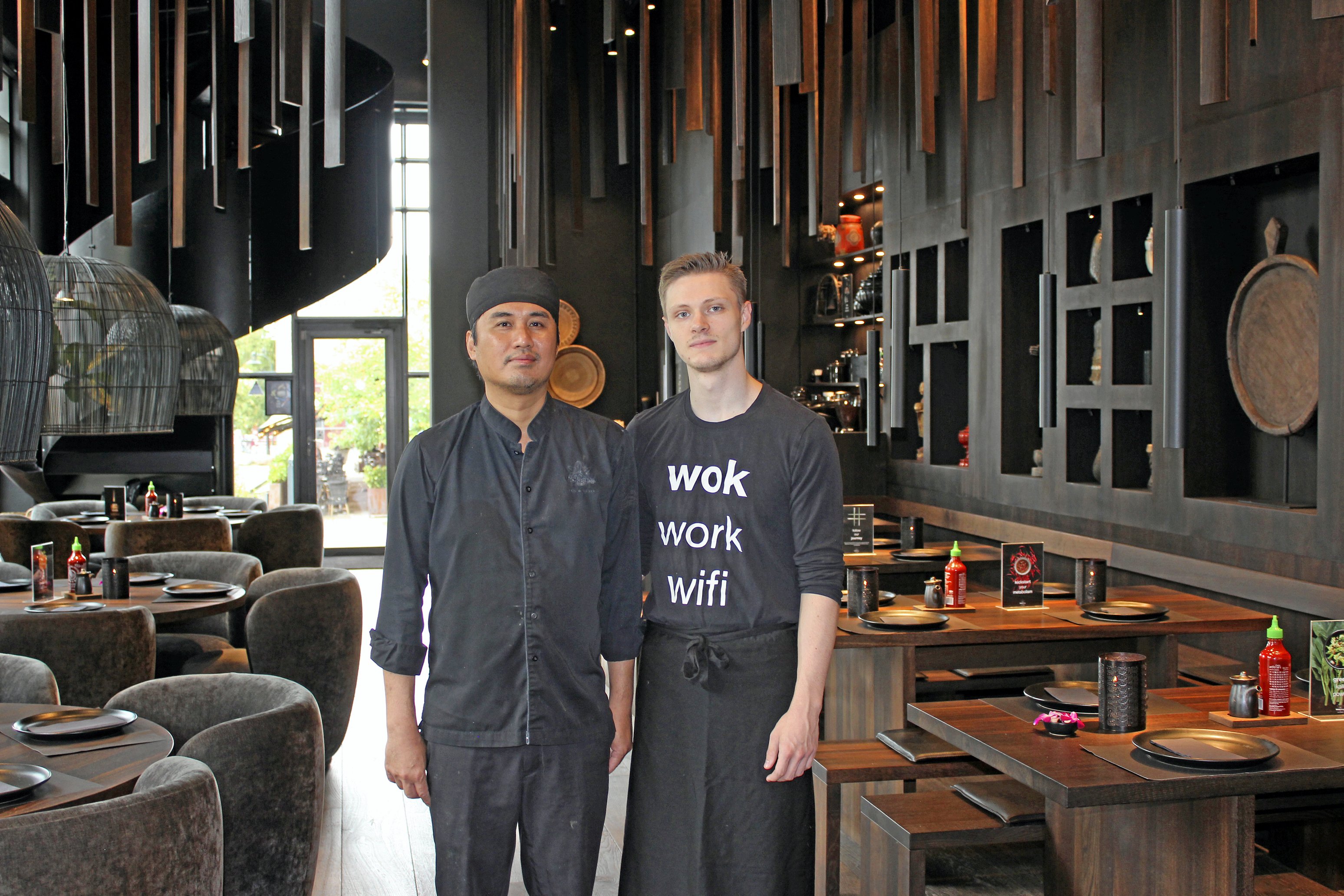 Den thailandske kok, King, tager sig af køkkenet i Wokshop, mens restaurantchef Casper Kristensen tager sig af gæster og personale.