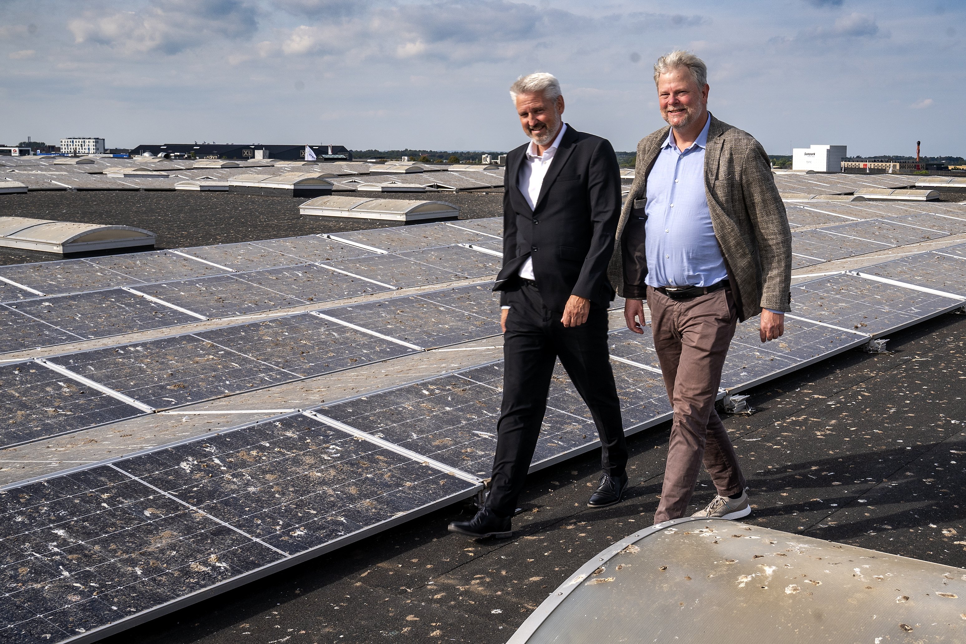 Sidste år indviede Lyreco en solcellepark på deres tag i Roskilde. Her ses direktør Michael Baun Christensen (tv.) og borgmester Tomas Breddam (S). Siden har Lyreco skruet op for sin fokus på bæredygtidhed.