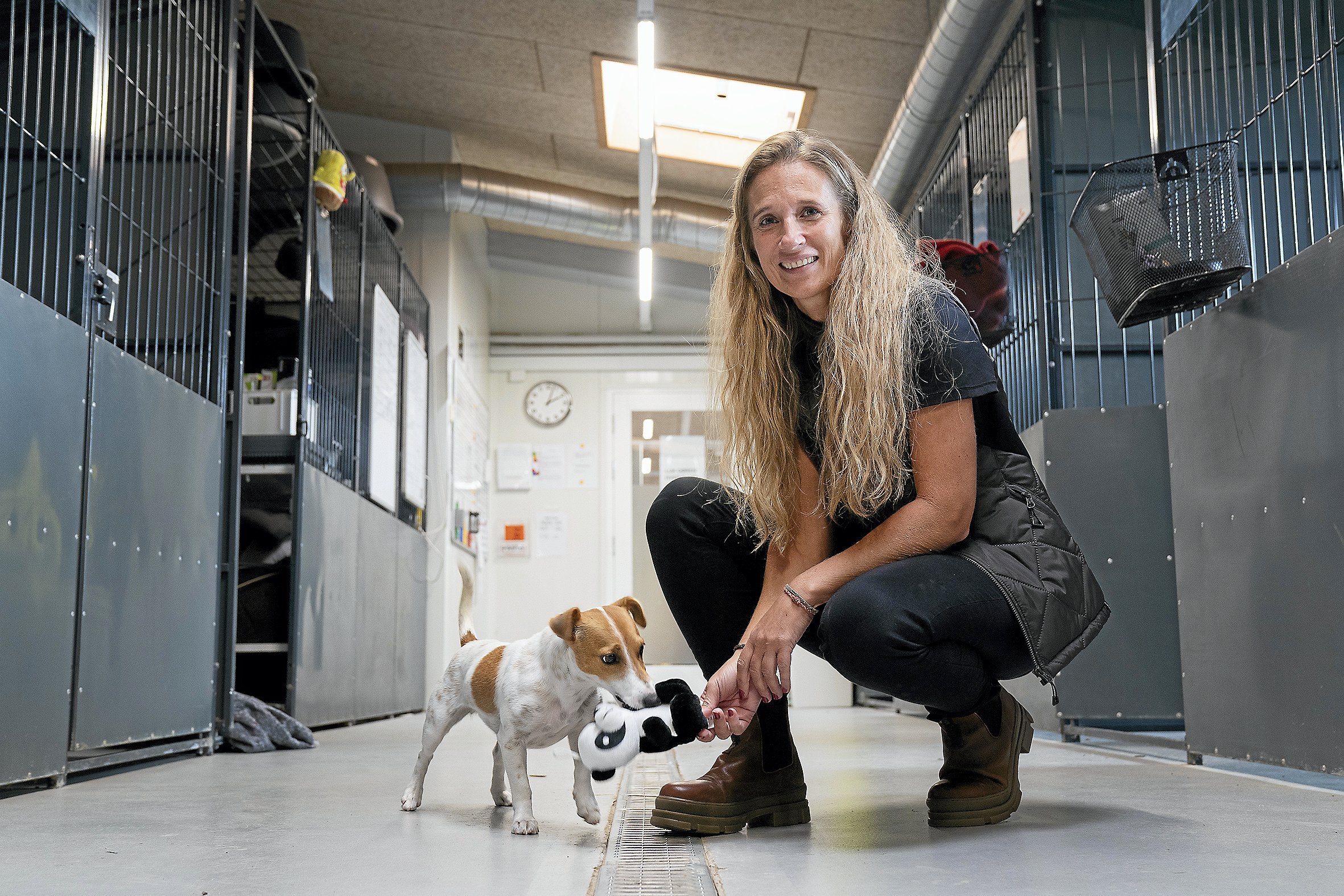 Internatsleder Nadja Frandsen er ved at lære både dyr og mennesker på Roskilde Internat at kende. Her er hun sammen med Hope.