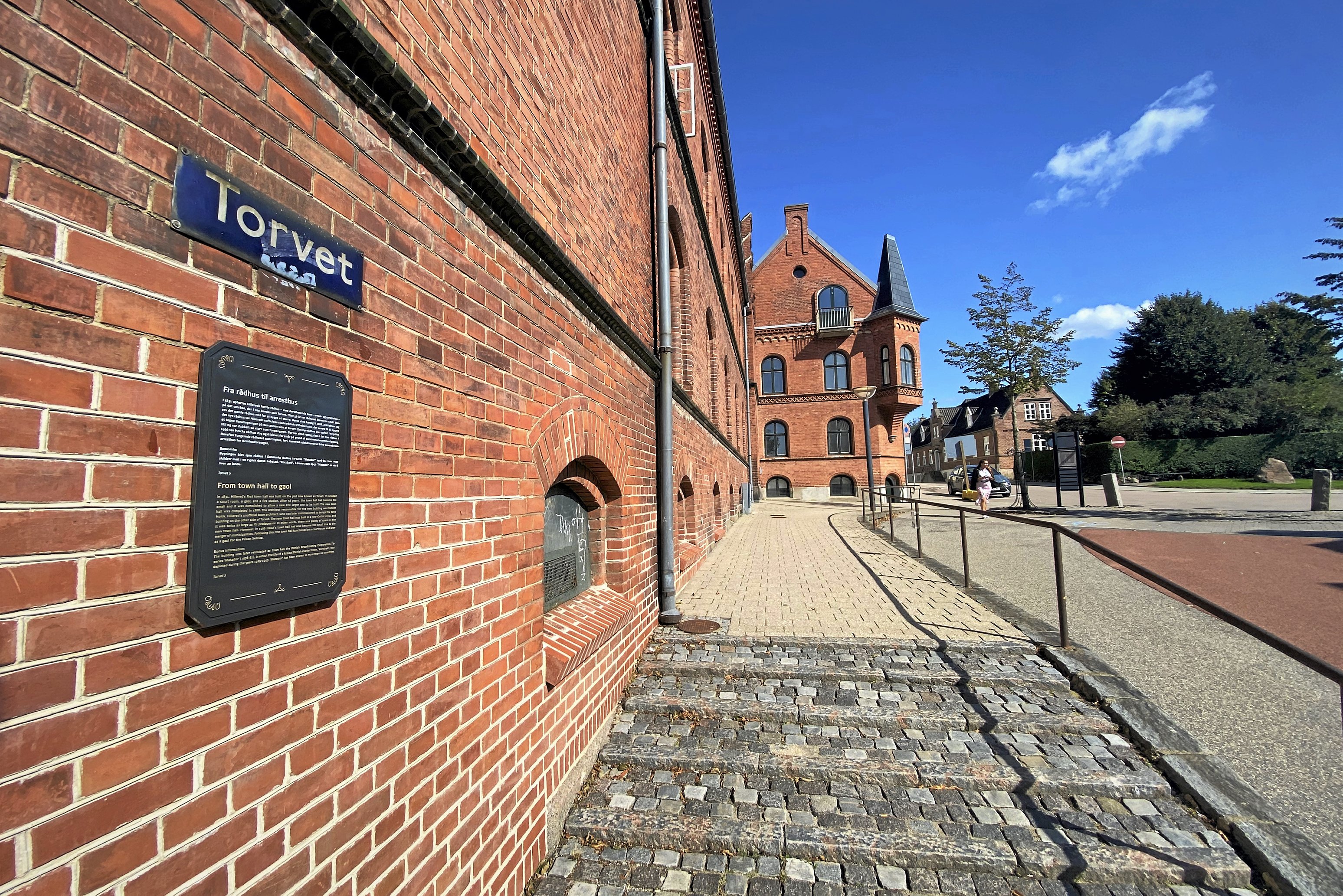 Hillerød by har nu fået en lang række skilte, som fortæller byens historie. De indvies til kulturnatten på fredag. Foto: Johanne Wainø Topsøe-Jensen