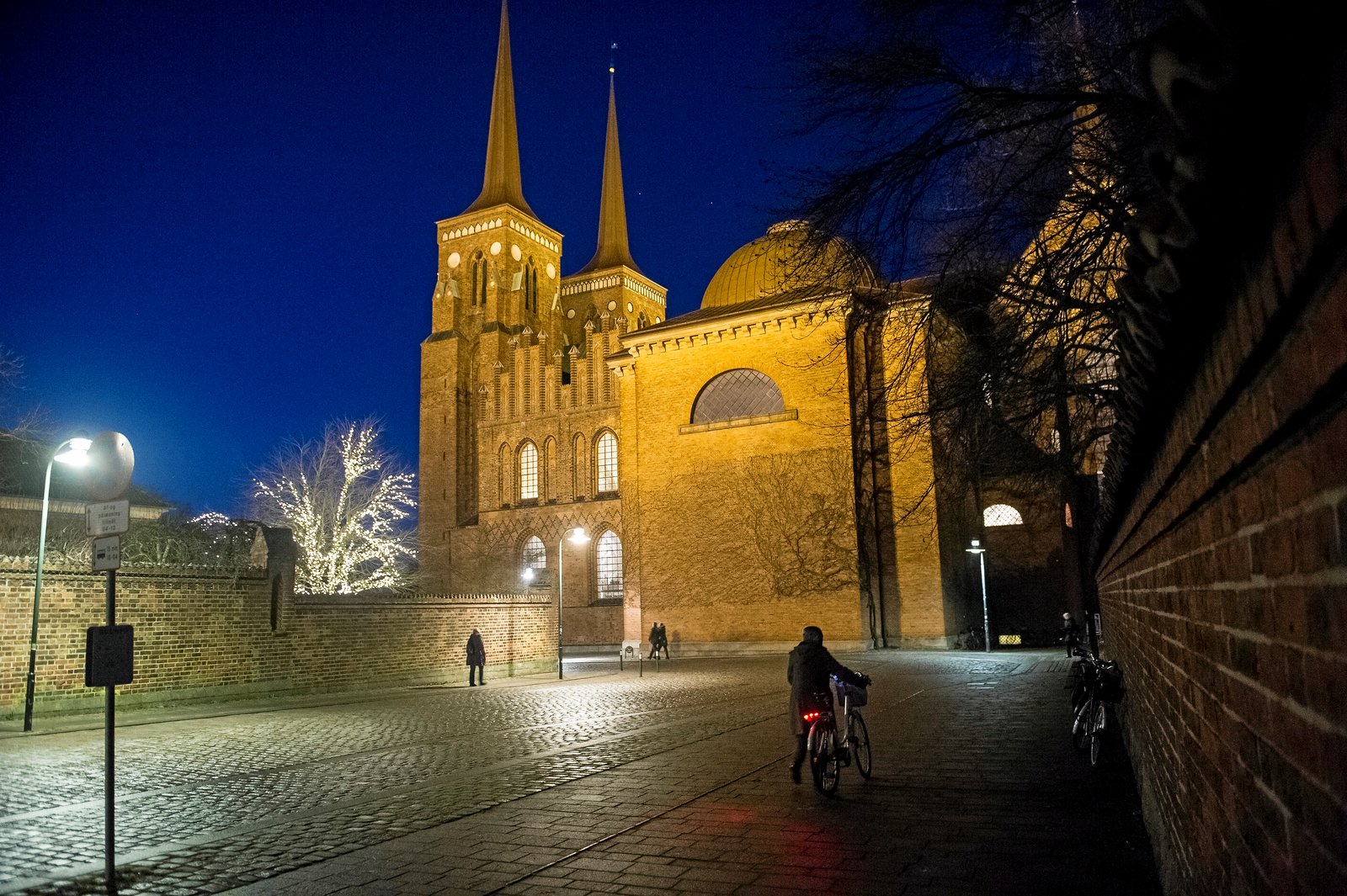 Roskilde Domkirke er igen oplyst om aftenen, men kun på bestemte dage.