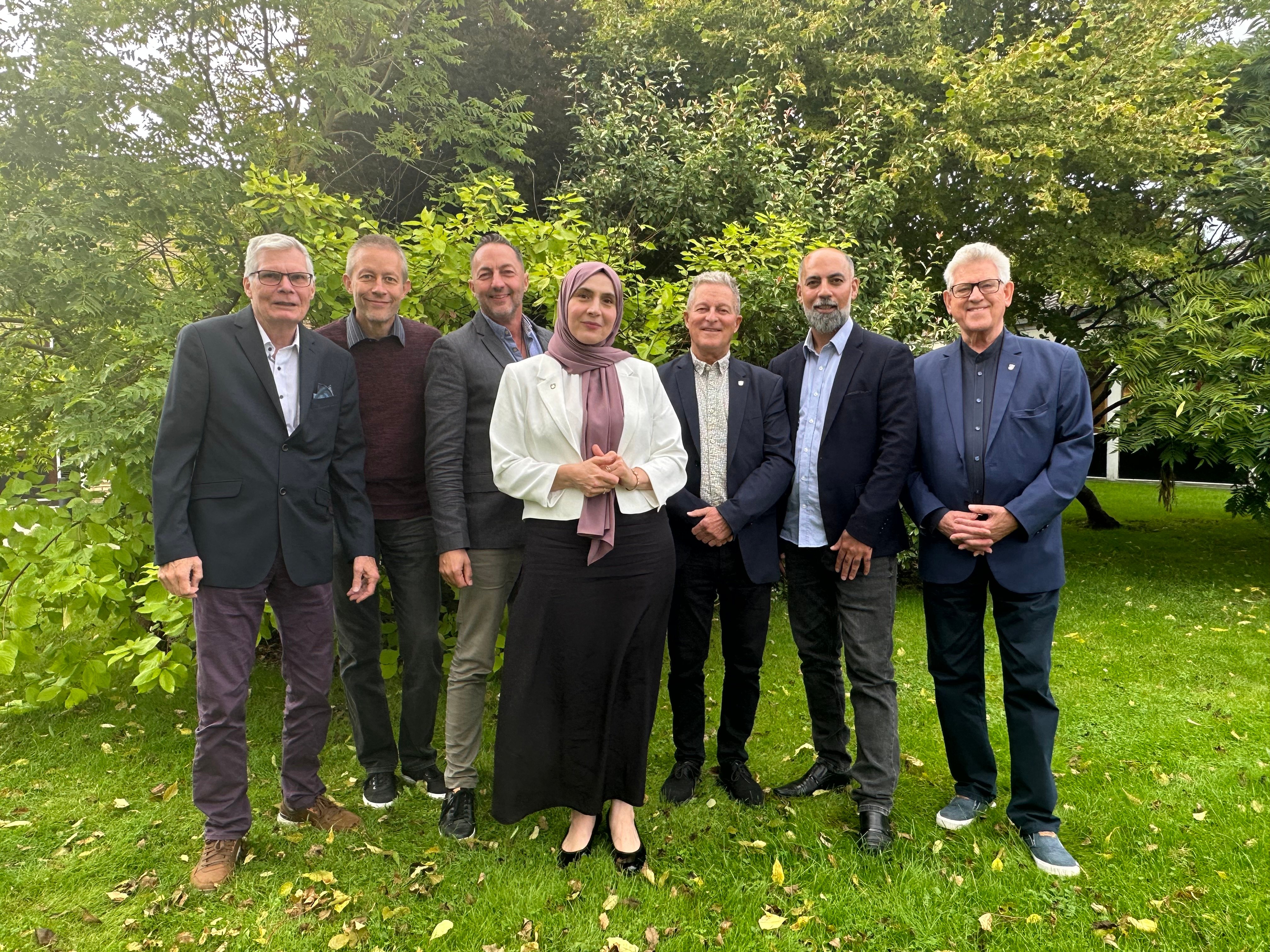 Forliget er indgået af Tom Bech Fredriksen (DF), Vagn Kjær-Hansen (SF), Allan Orland (NB), Elif Demir Gökce (KD), Kent Max Magelund (S), Fatih Baran (EL) og Kurt Damsted (V)