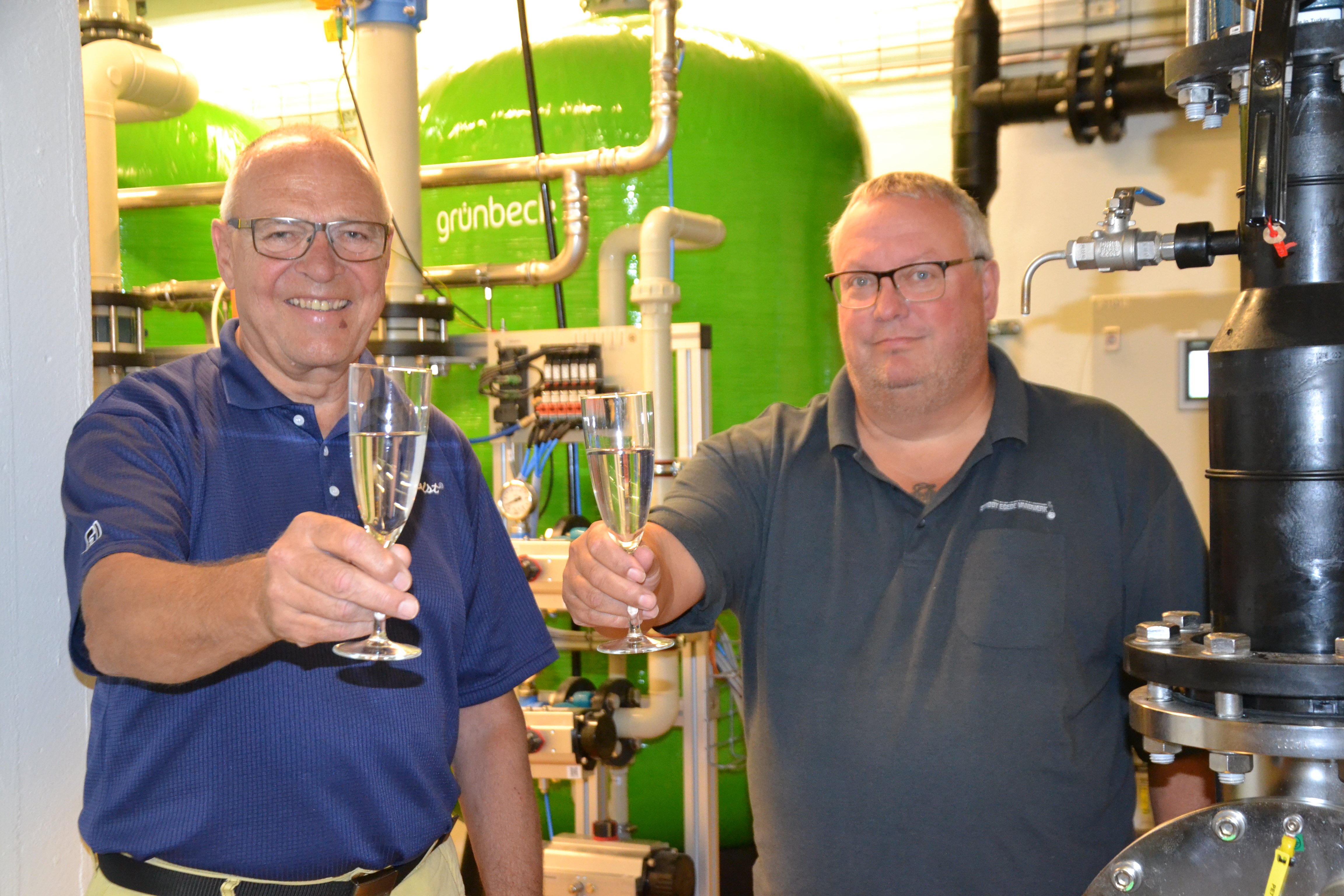 Der skåles i champagneglas med nyt blødt vand i. Børge Larsen (tv) og Carsten Wiinblad fra Strøby Egede Vandværk holdt i sidste uge premiere på mindre kalk i vandet. (Foto: Klaus Slavensky)