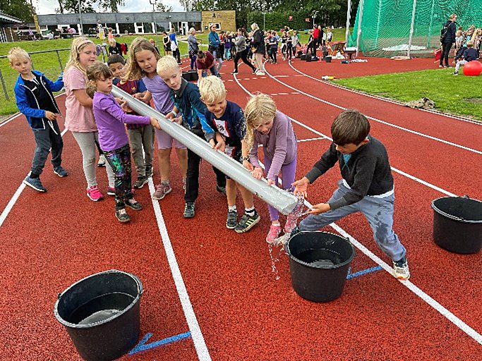 Eleverne fra Engholmskolen prøvede kræfter med tagrendeløb med vand. Pressefoto