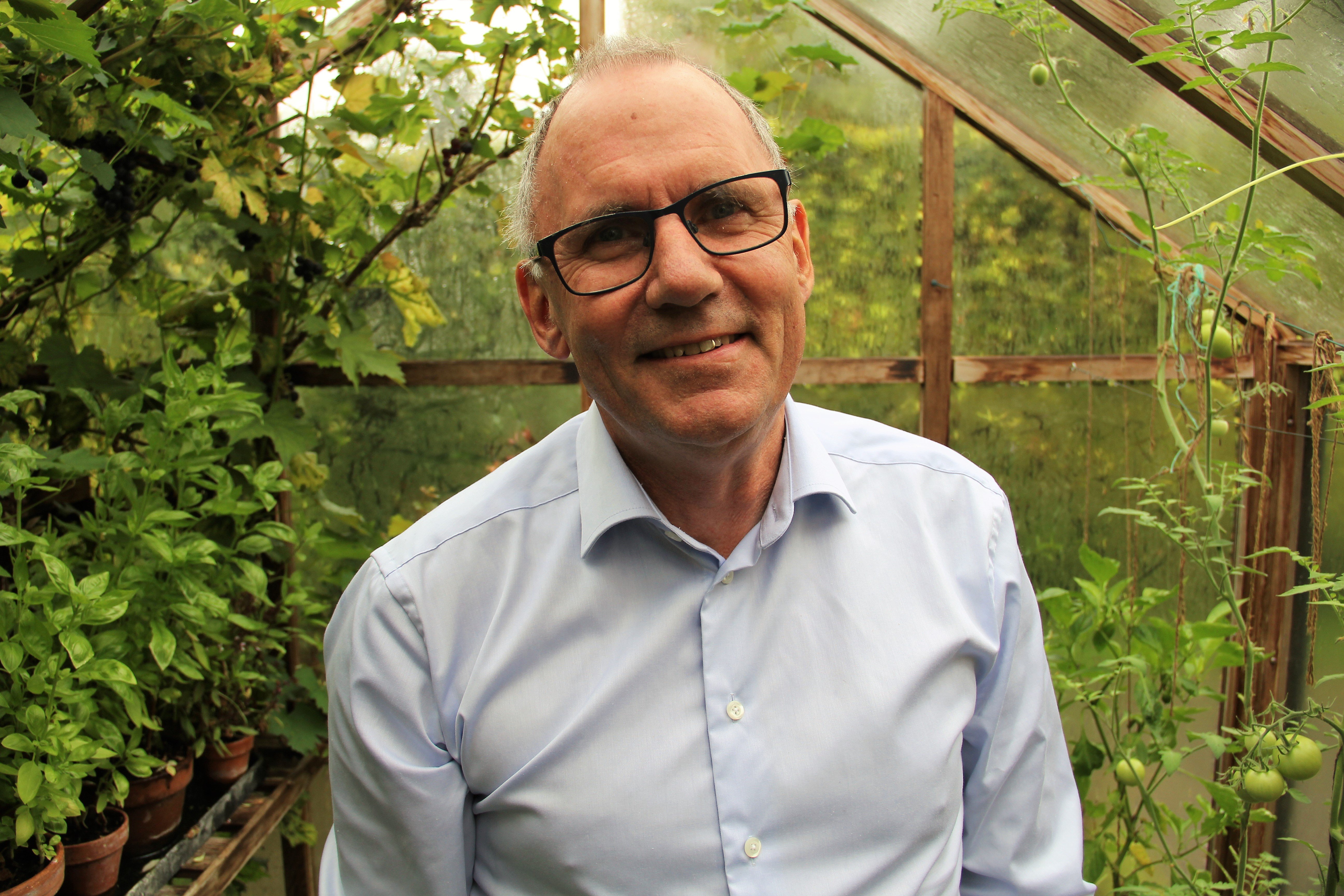 Anders Ladekarl i sit drivhus hjemme på matriklen i Skovshoved. Foto: Jesper Bjørn Larsen