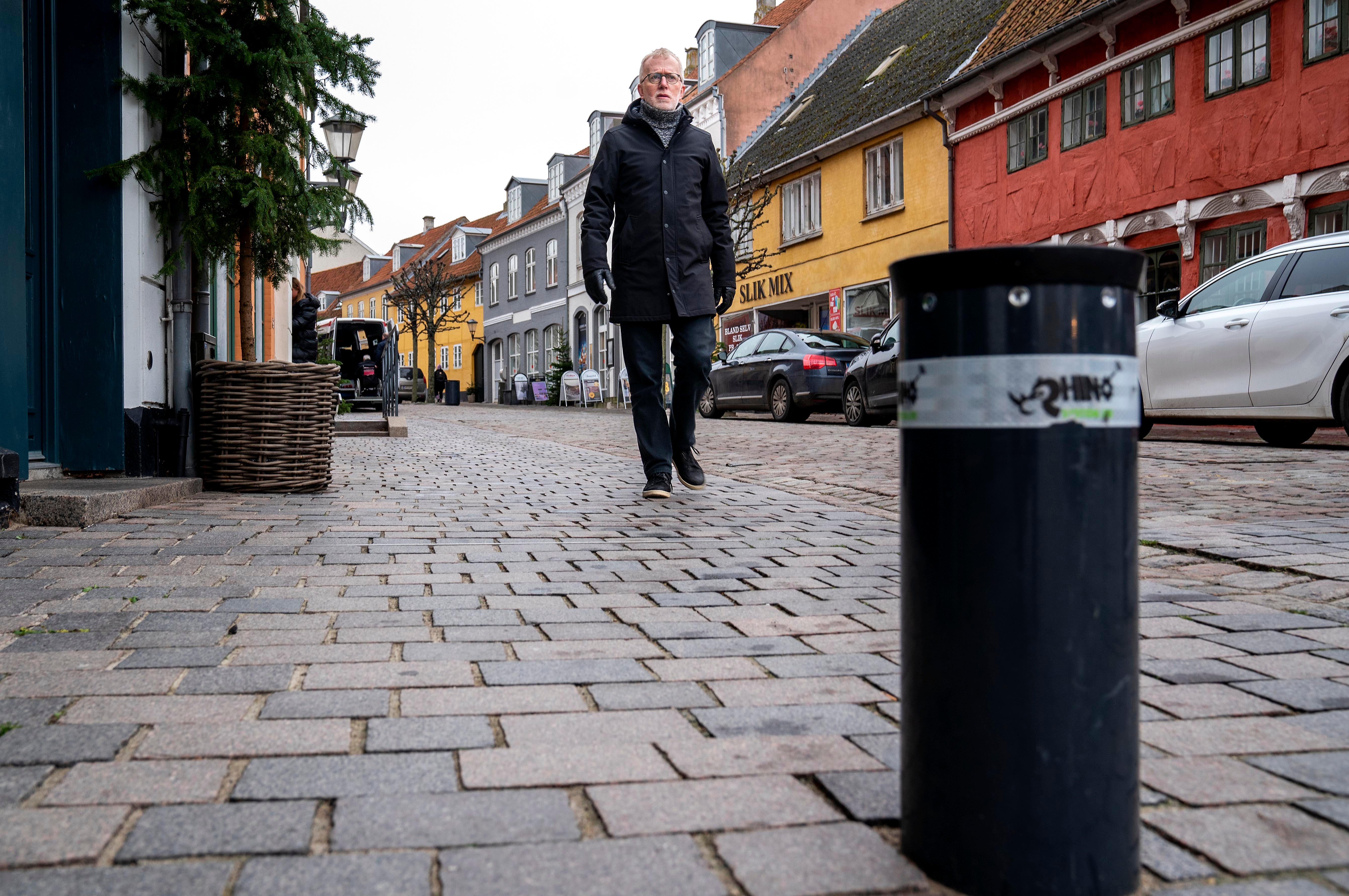 I 2024 besluttede byrådet at opsætte pullerter som disse i Skælskør i Hillerøds bymidte. Nu har de igen været til debat.