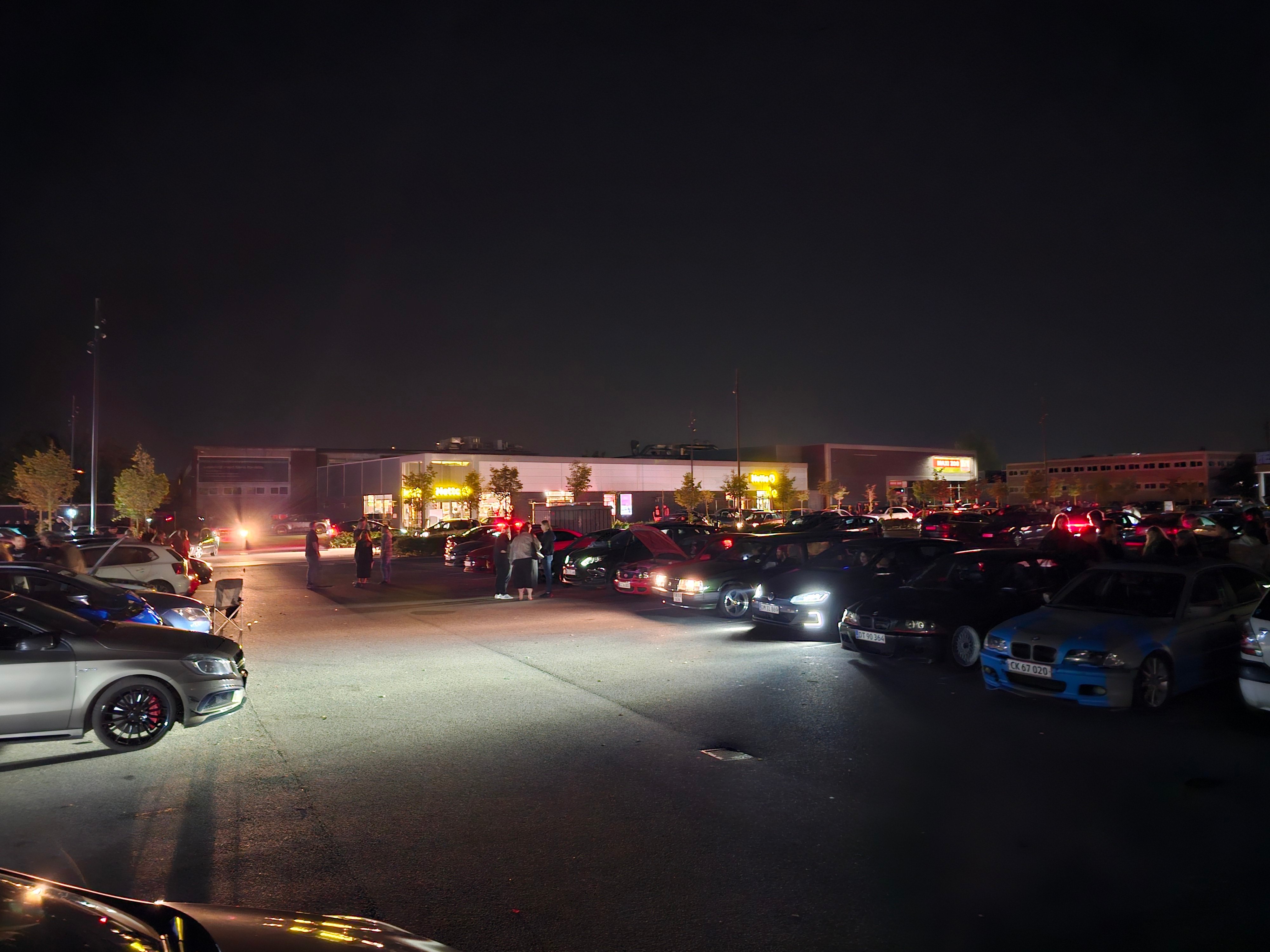 Striben mødes på parkeringspladsen ved butikkerne på Hermods Allé.