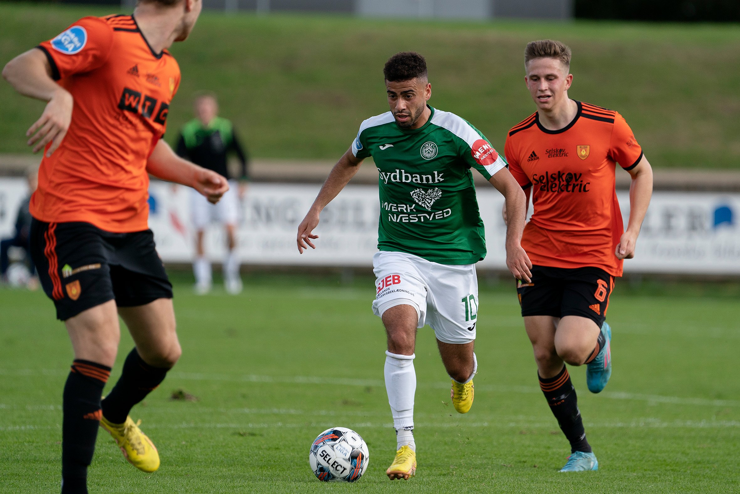 Souheib Dhaflaoui (i midten) og Næstved BK spillede søndag uafgjort med Hillerød og er fortsat uden sejr i 1. division efter ti kampe. Foto: Thomas Olsen