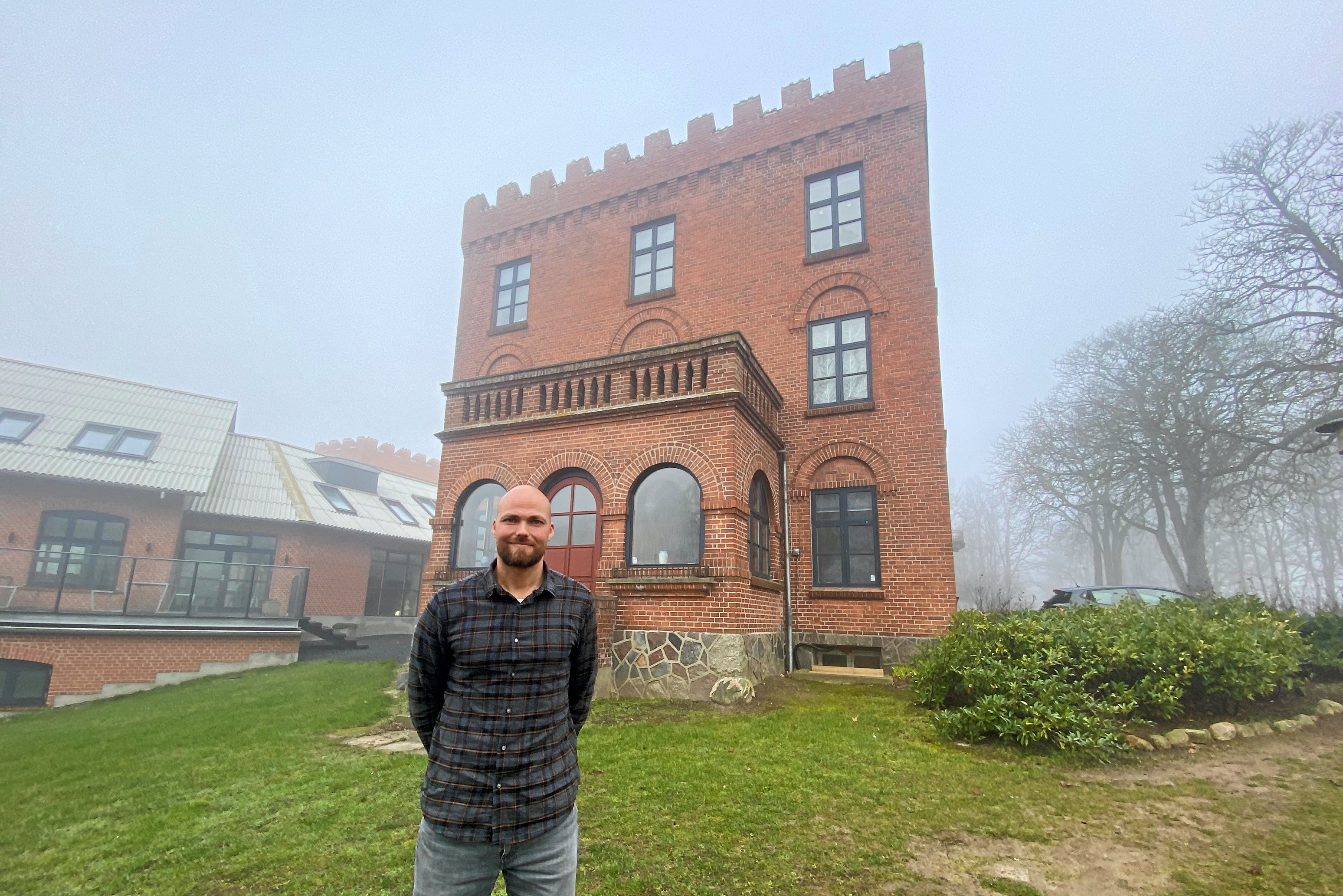 Forstander Jimmy Albrechtsen forklarer, at der ganske enkelt er for få kostelever tilbage til at kunne fortsætte den del af skolen.