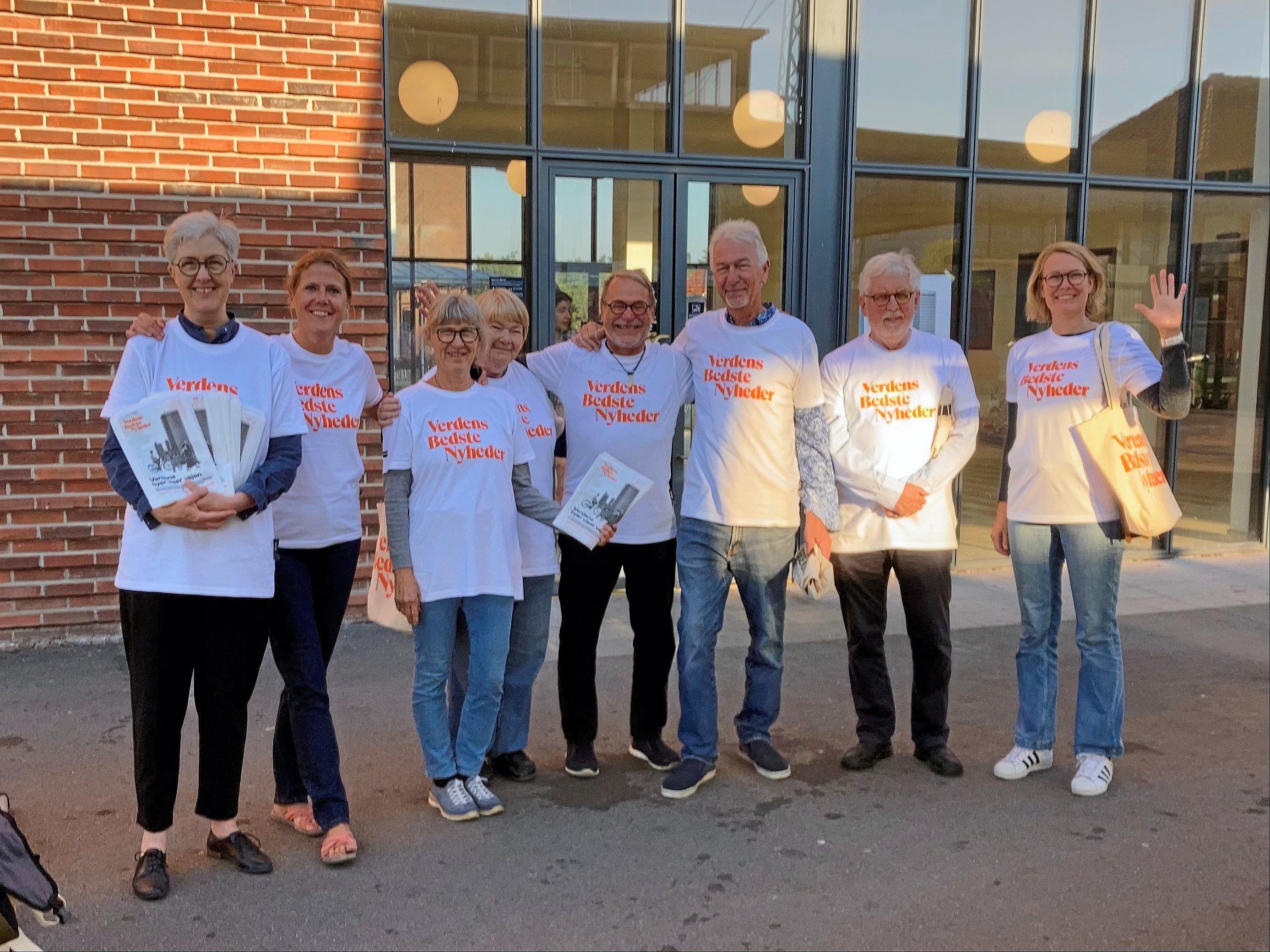 Igen i år deler frivillige avisen ’Verdens Bedste Nyheder’ ud på Hillerød Station. Her ses de frivillige til omdelingen i september 2021. Pressefoto