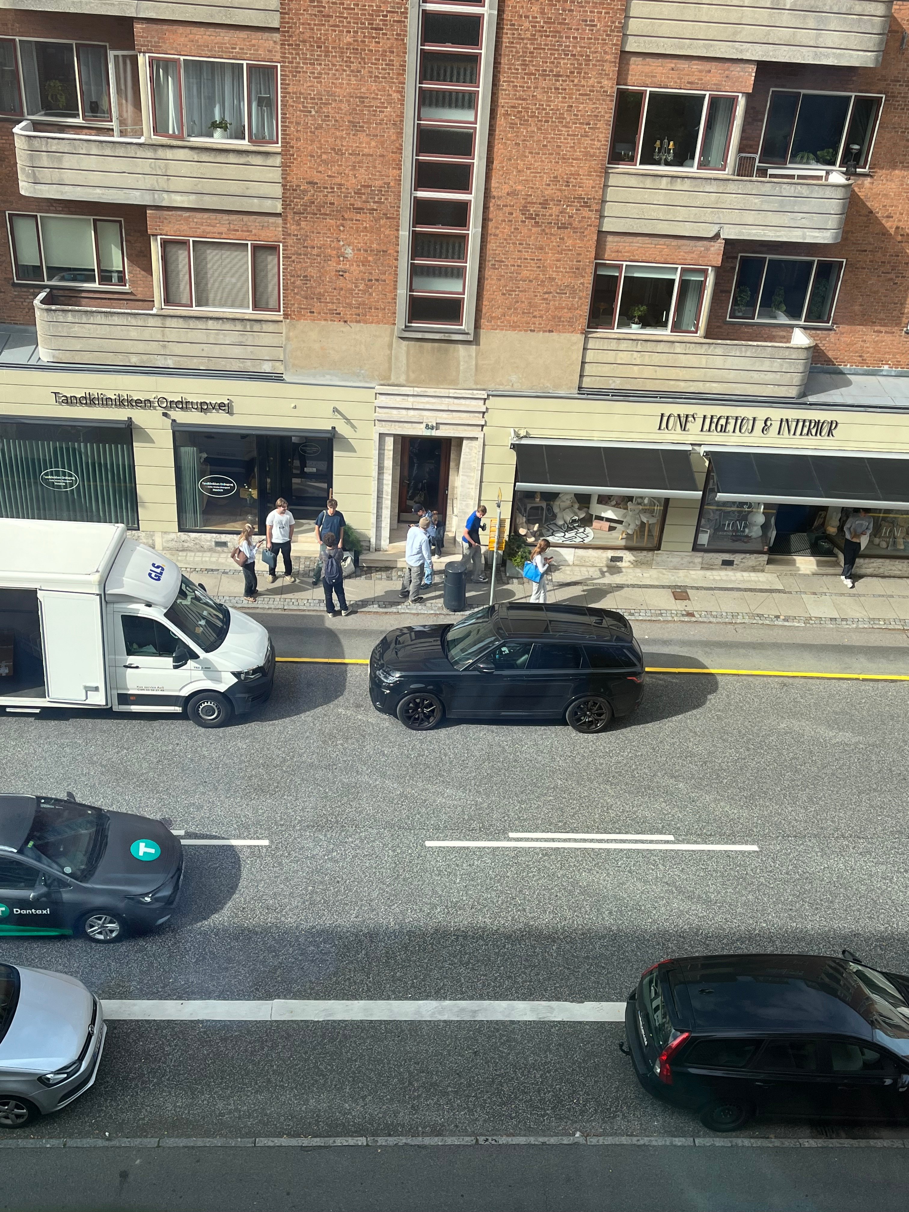 Snart vil en parkering som denne på Ordrupvej koste en parkeringsafgift. Hvis altså vagten er i området. Foto: Kathrine Albrechtsen